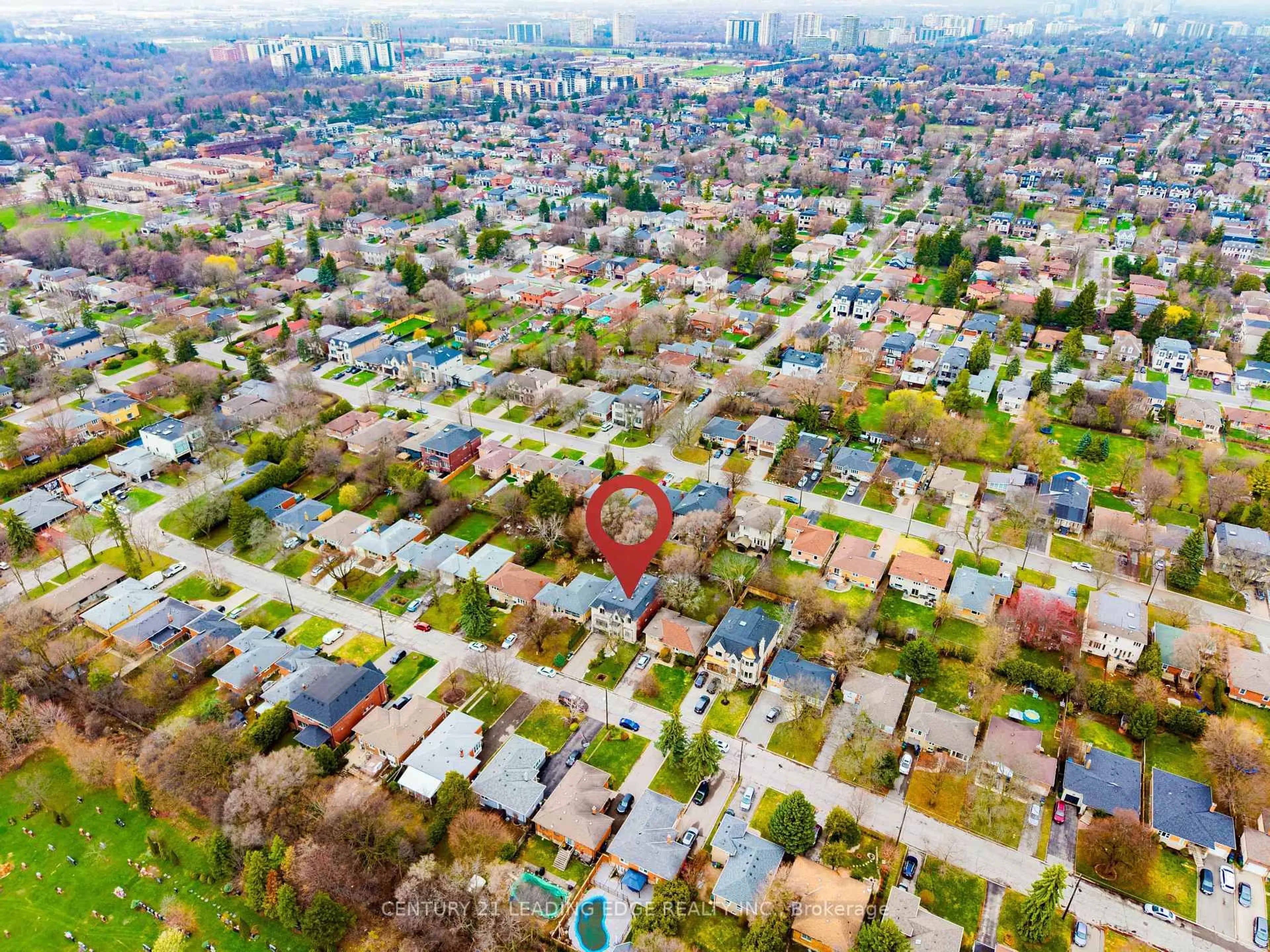 A pic from outside/outdoor area/front of a property/back of a property/a pic from drone, street for 256 Park Home Ave, Toronto Ontario M2R 1A3
