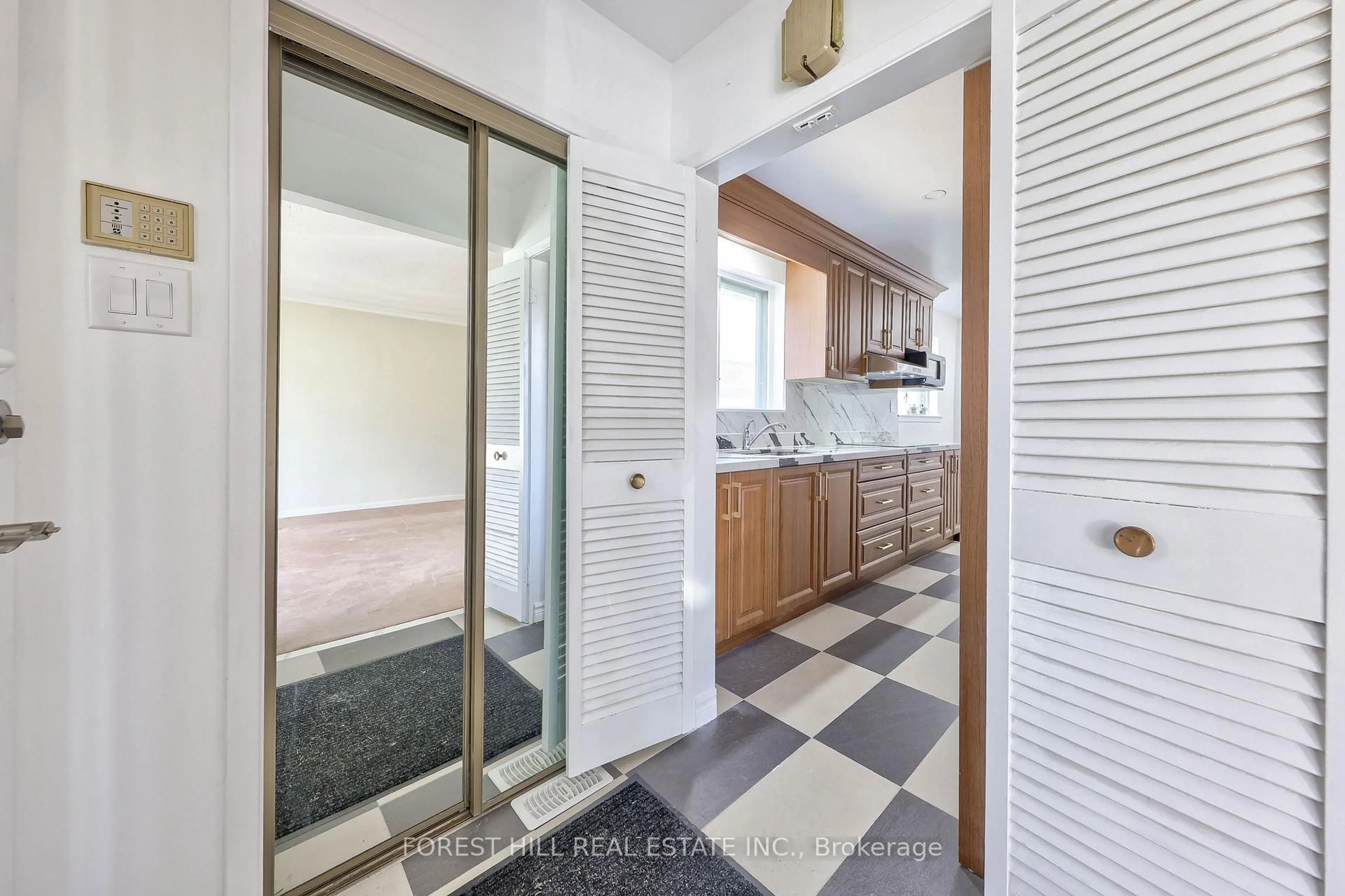 Standard bathroom, ceramic/tile floor for 63 Hopperton Dr, Toronto Ontario M2L 2S7
