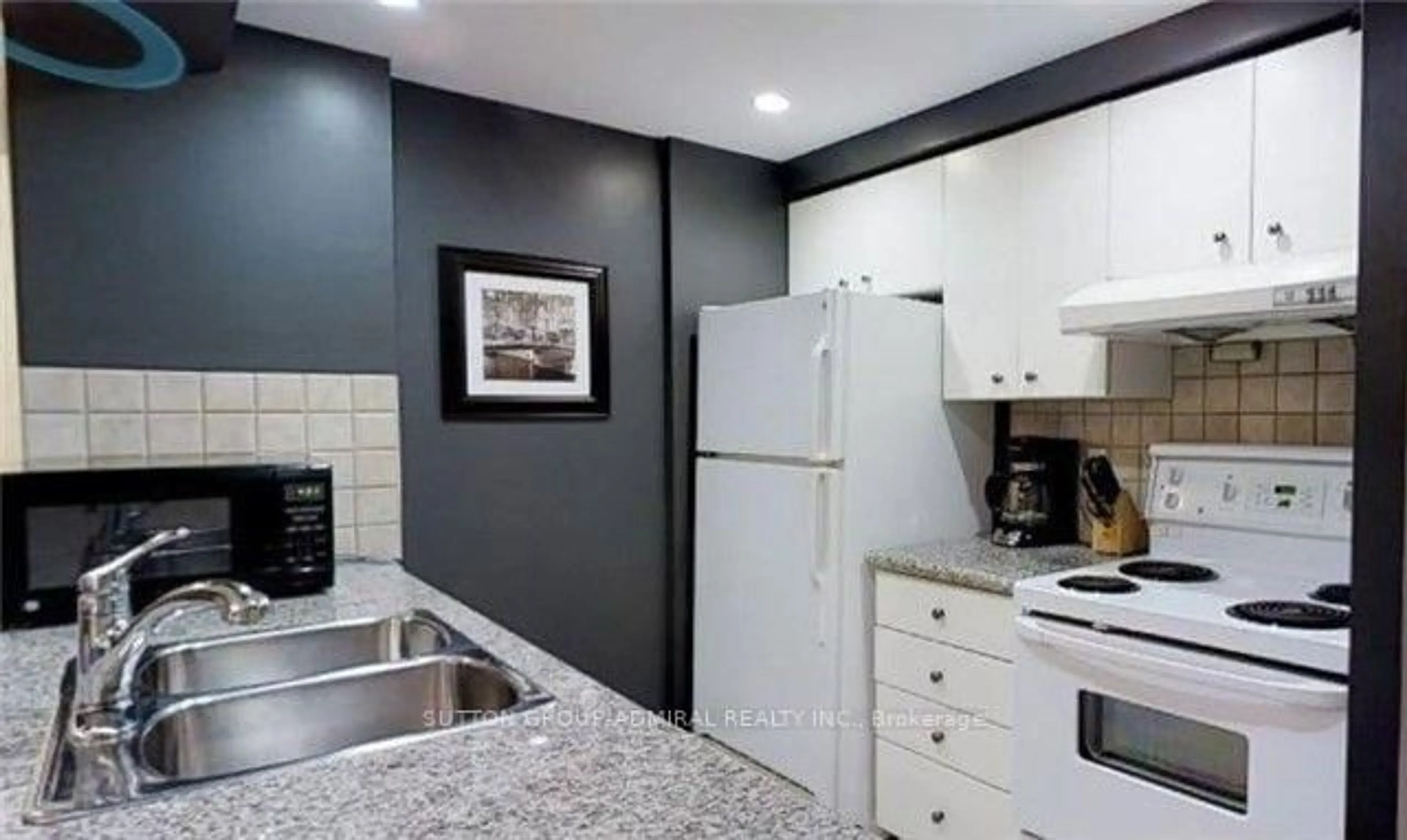 Standard kitchen, ceramic/tile floor for 168 Simcoe St #722, Toronto Ontario M5H 4C9