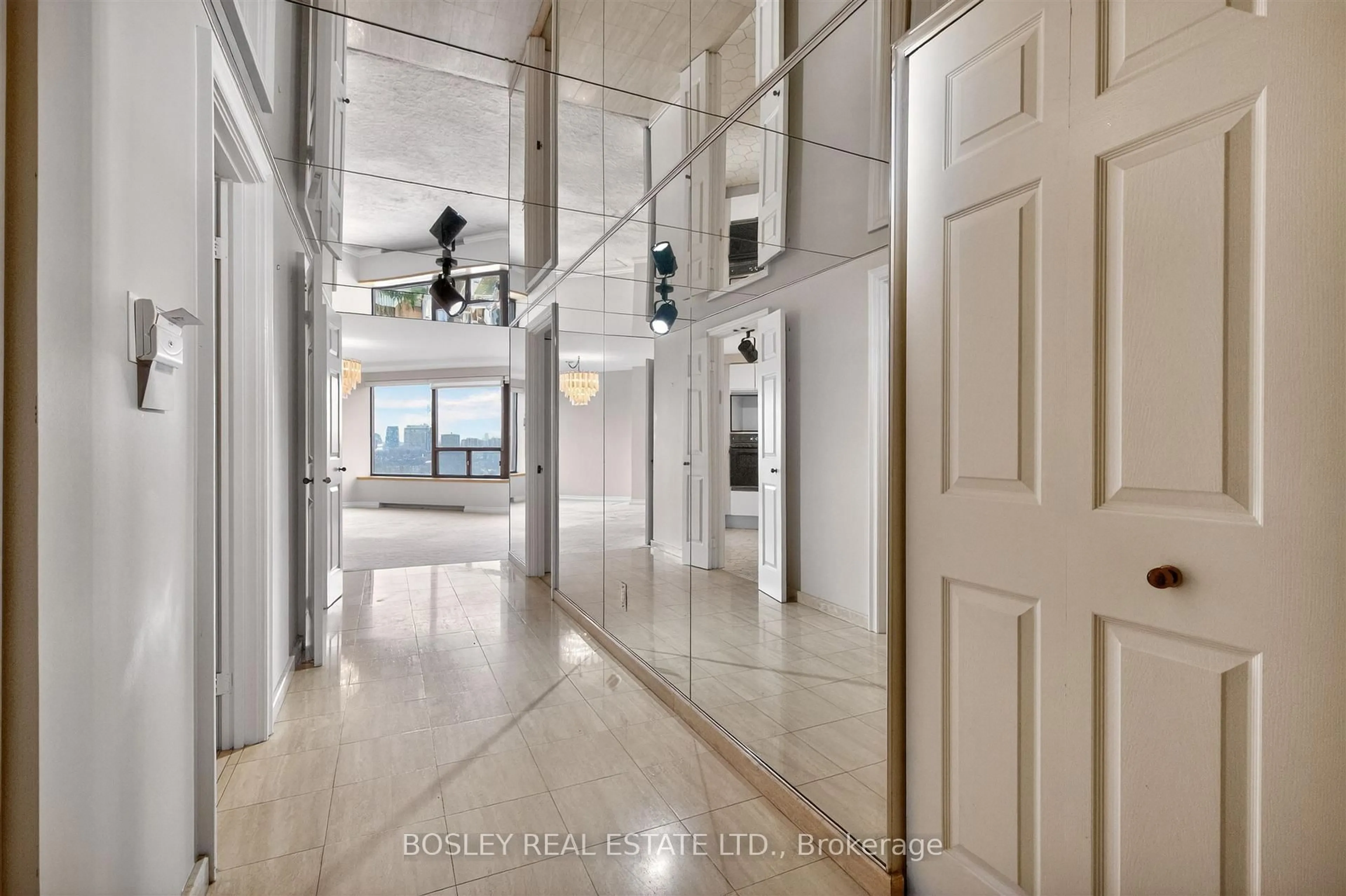Indoor foyer for 175 Cumberland St #2207, Toronto Ontario M5R 3M9