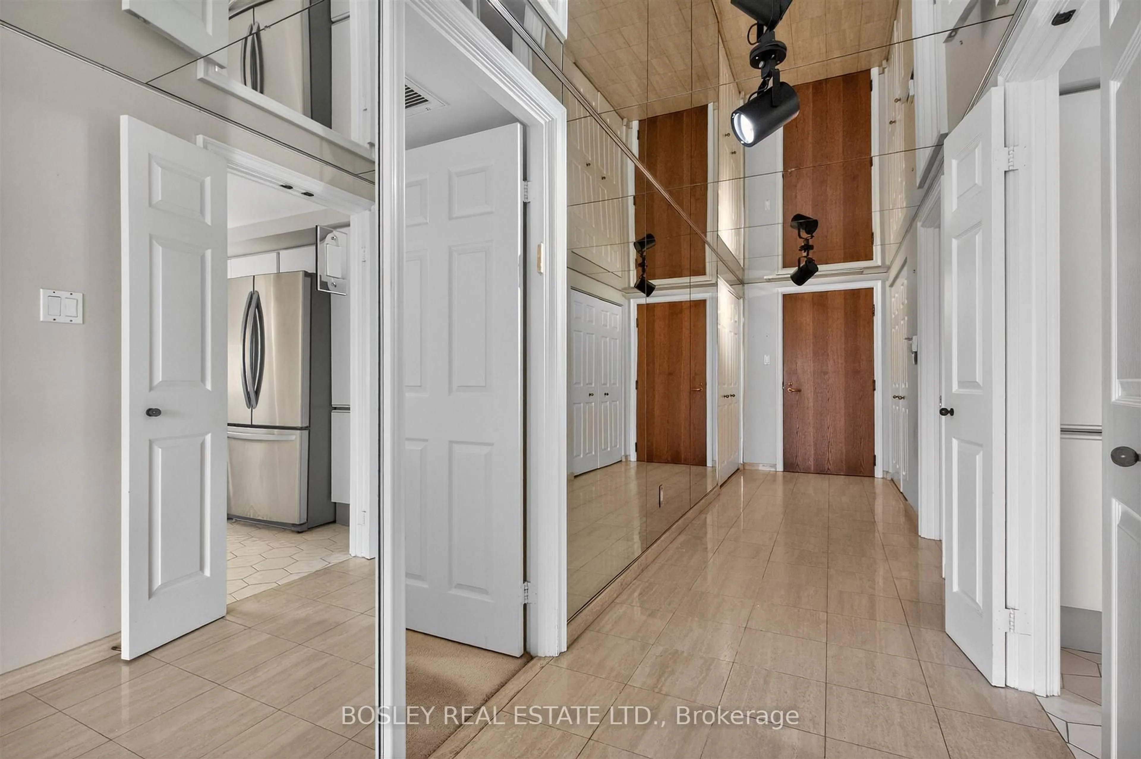 Indoor entryway for 175 Cumberland St #2207, Toronto Ontario M5R 3M9