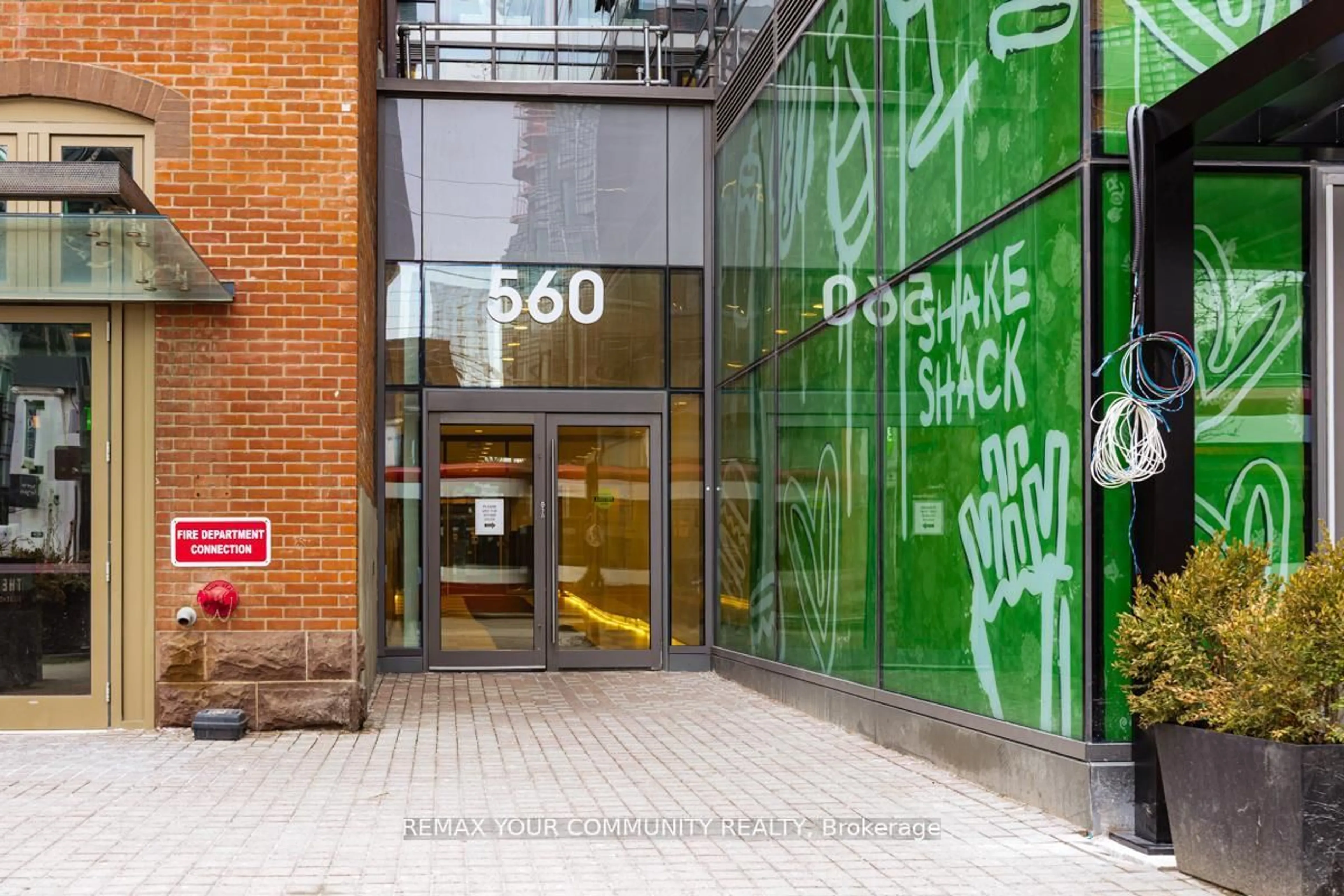 Indoor foyer for 560 King St #703, Toronto Ontario M5V 1M3