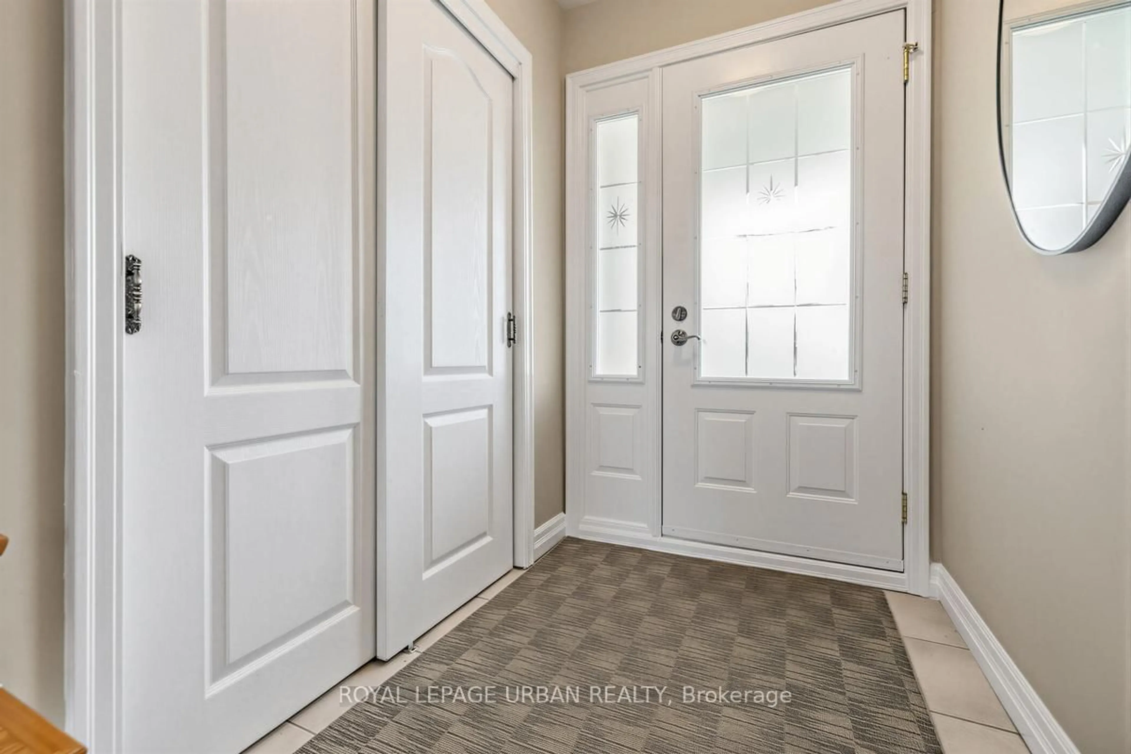 Indoor entryway for 10 Kenewen Crt, Toronto Ontario M4A 1R8