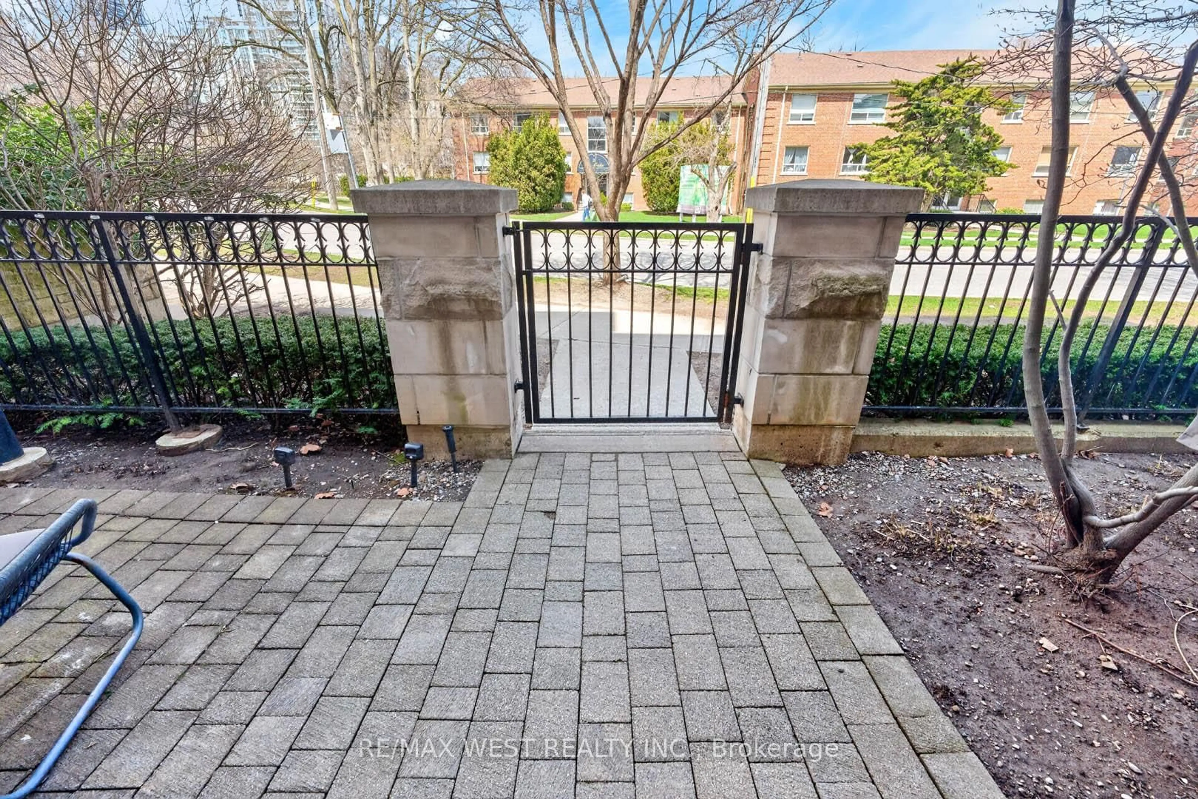 Patio, street for 7 Oakburn Cres #TH 11, Toronto Ontario M2N 2T5