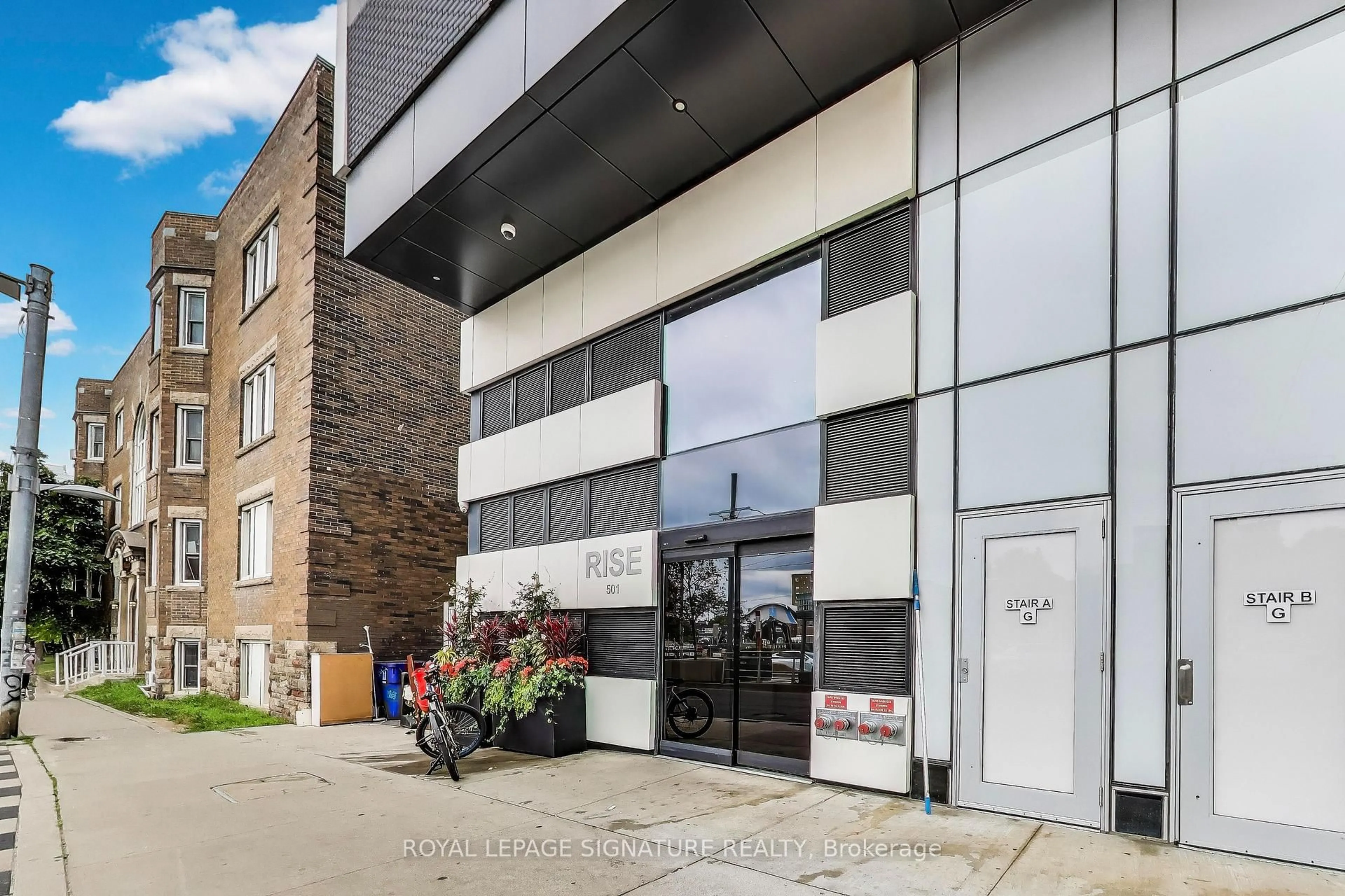 Indoor foyer for 501 St Clair Ave #501, Toronto Ontario M5P 0A2