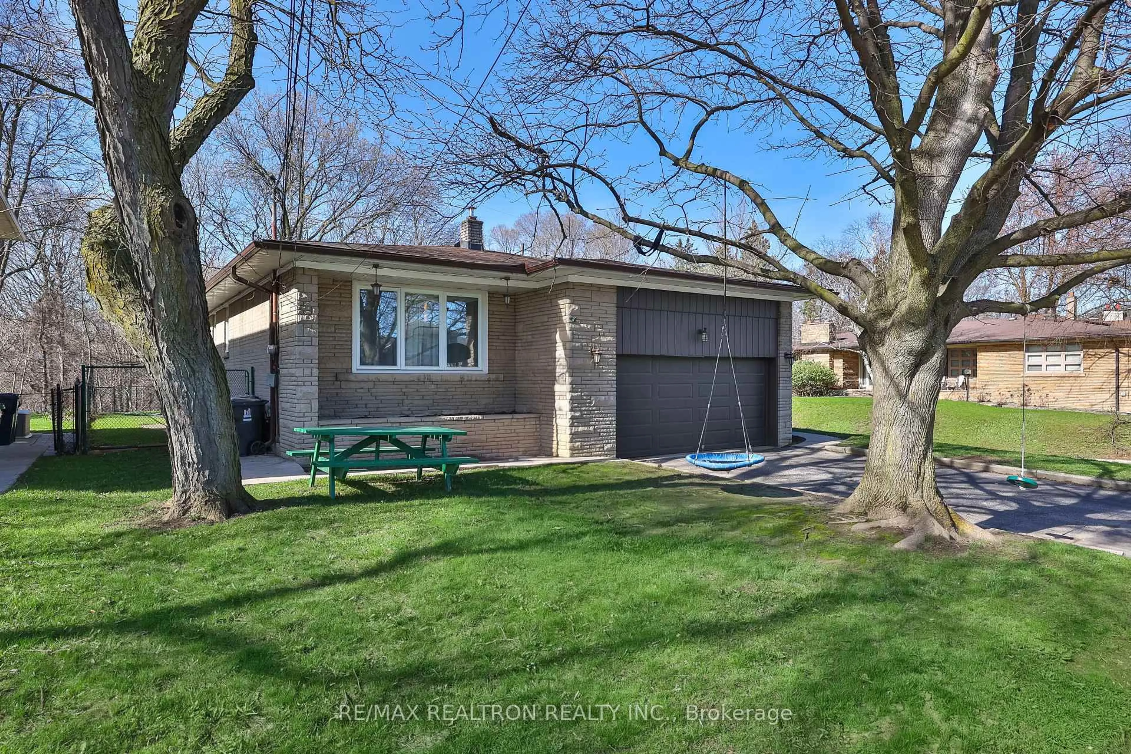 Unknown for 122 Hove St, Toronto Ontario M3H 4Z7