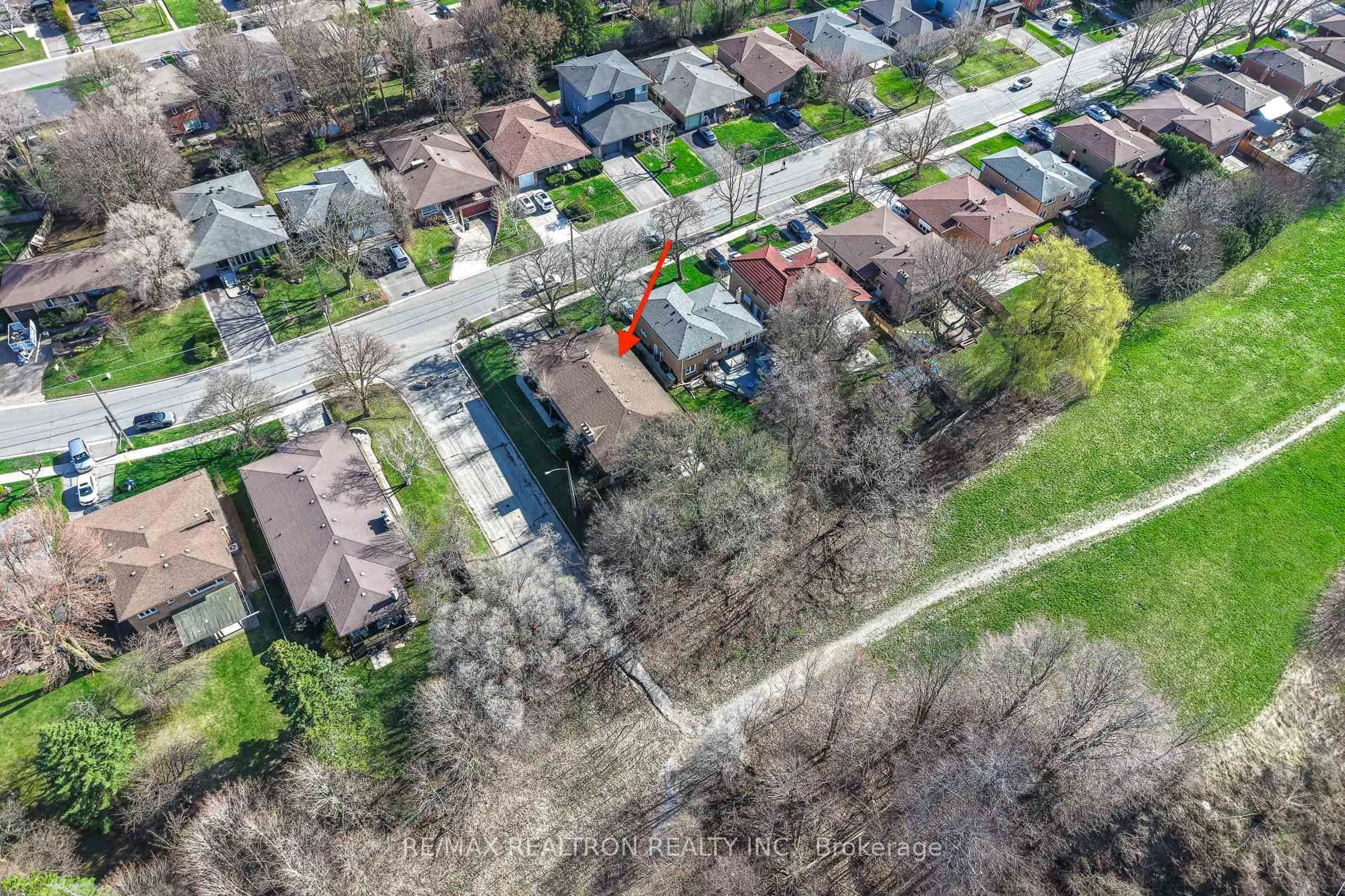 A pic from outside/outdoor area/front of a property/back of a property/a pic from drone, street for 122 Hove St, Toronto Ontario M3H 4Z7