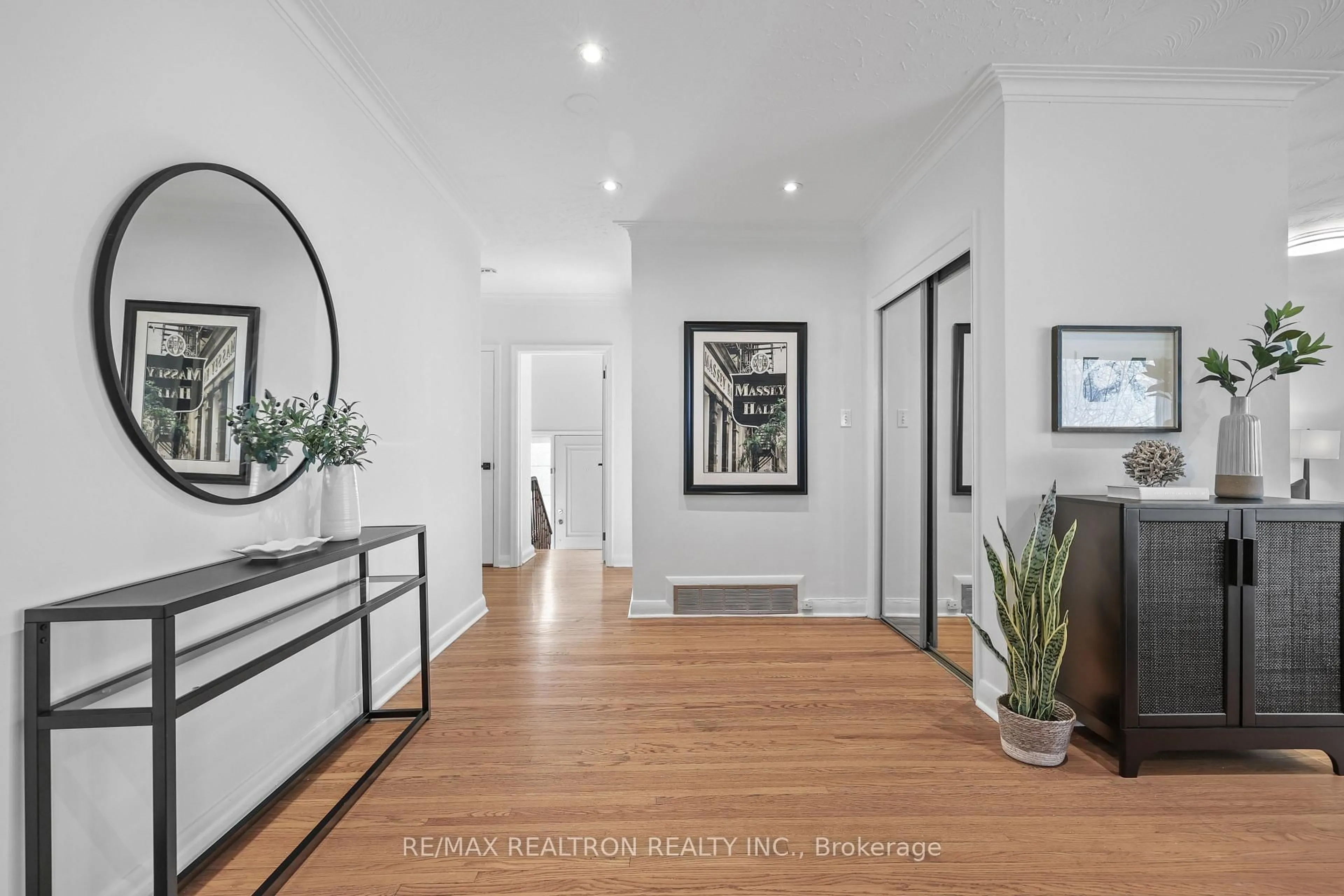 Indoor entryway for 122 Hove St, Toronto Ontario M3H 4Z7