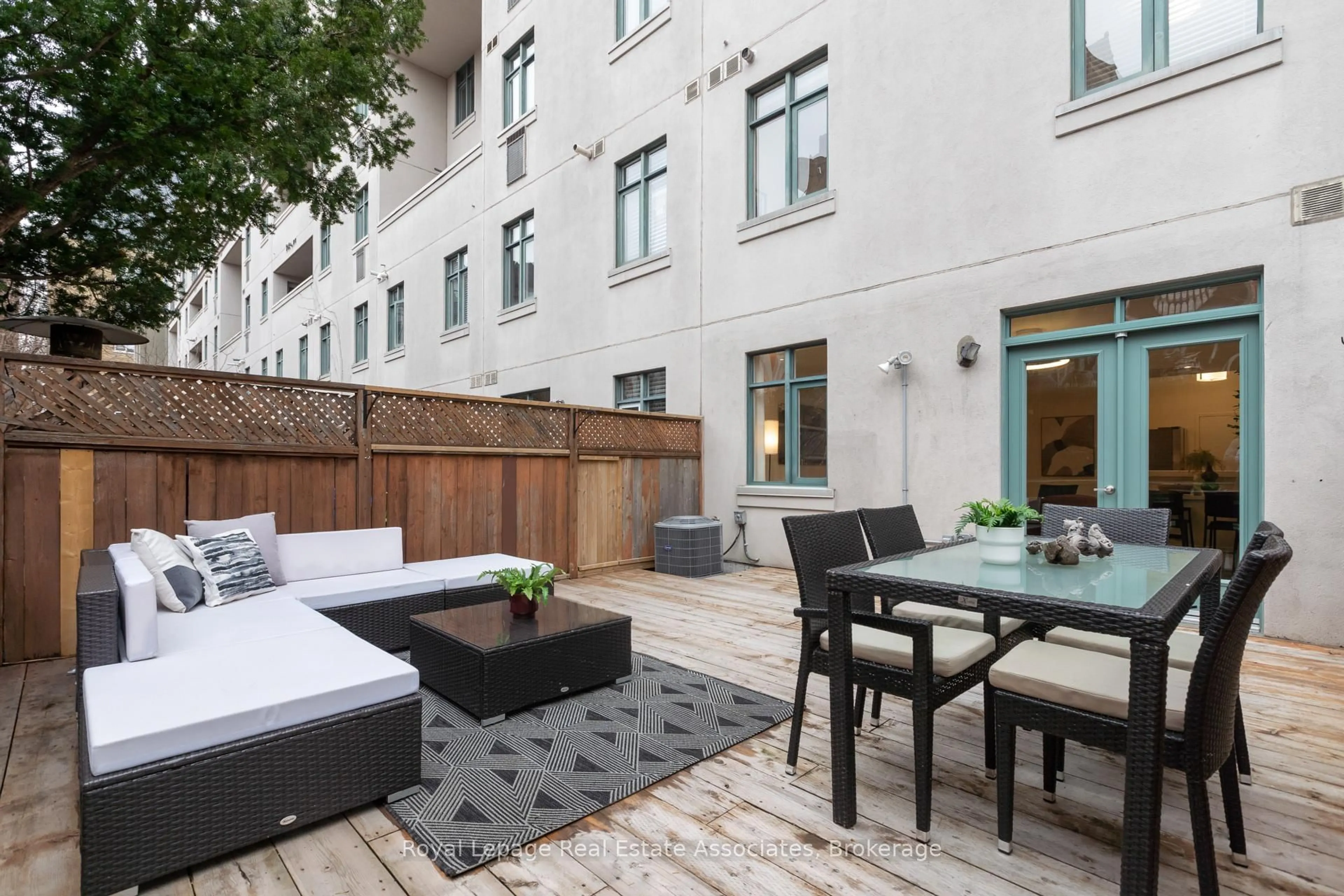 Patio, street for 500 Richmond St #Th103, Toronto Ontario M5V 3N4