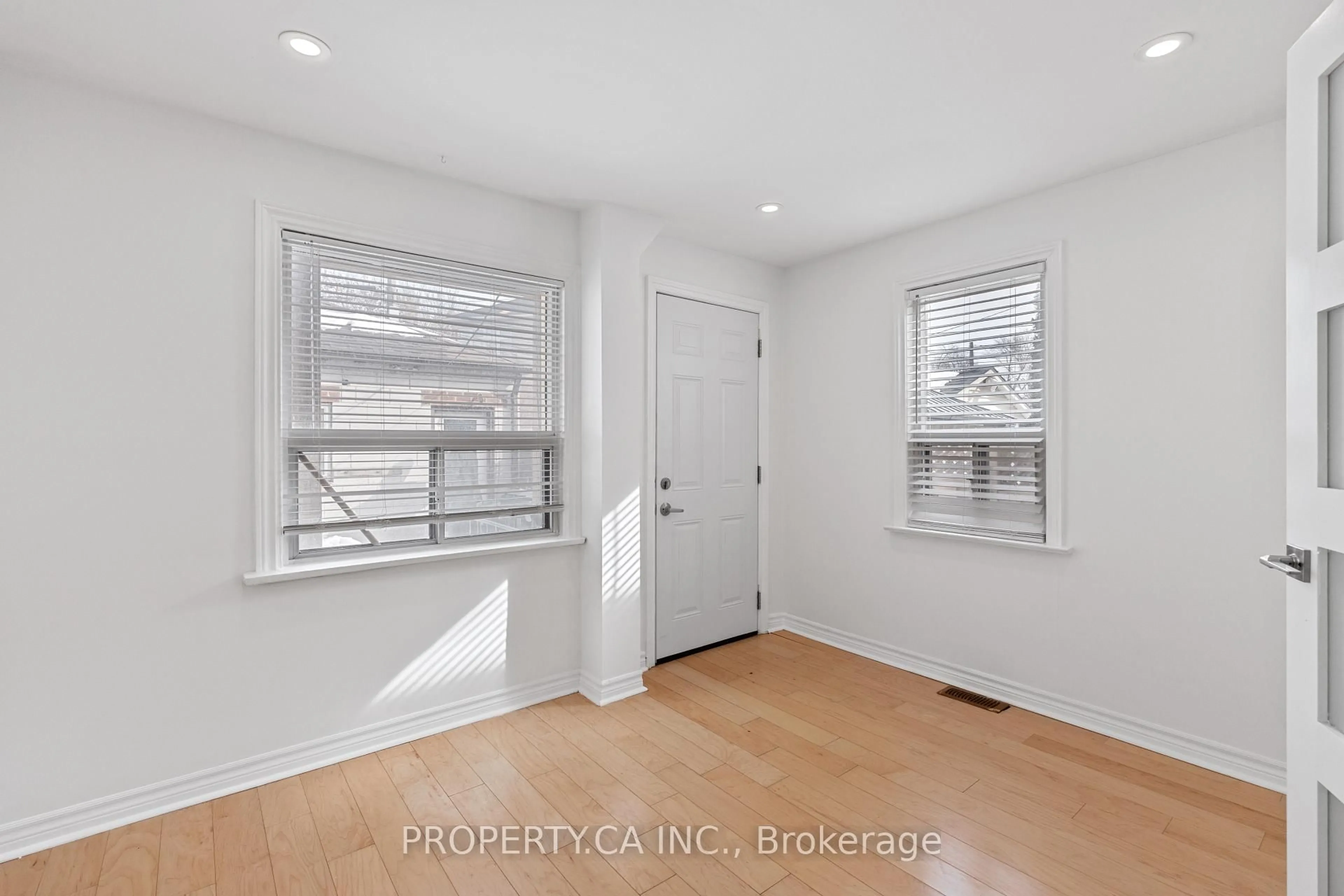 Indoor entryway for 679 Vaughan Rd, Toronto Ontario M6E 2Y7