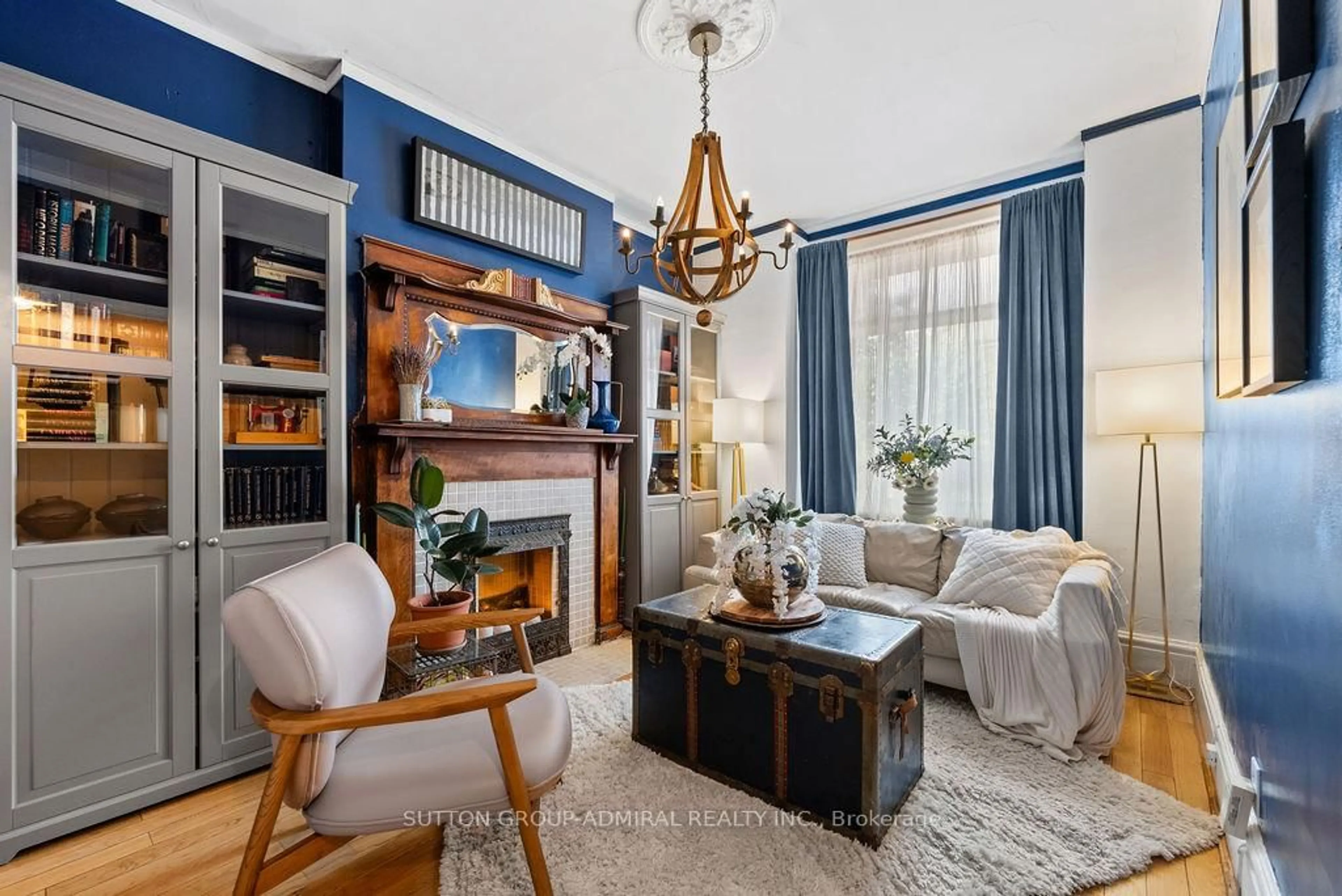 Living room with furniture, unknown for 40 Claremont St, Toronto Ontario M6J 2M5