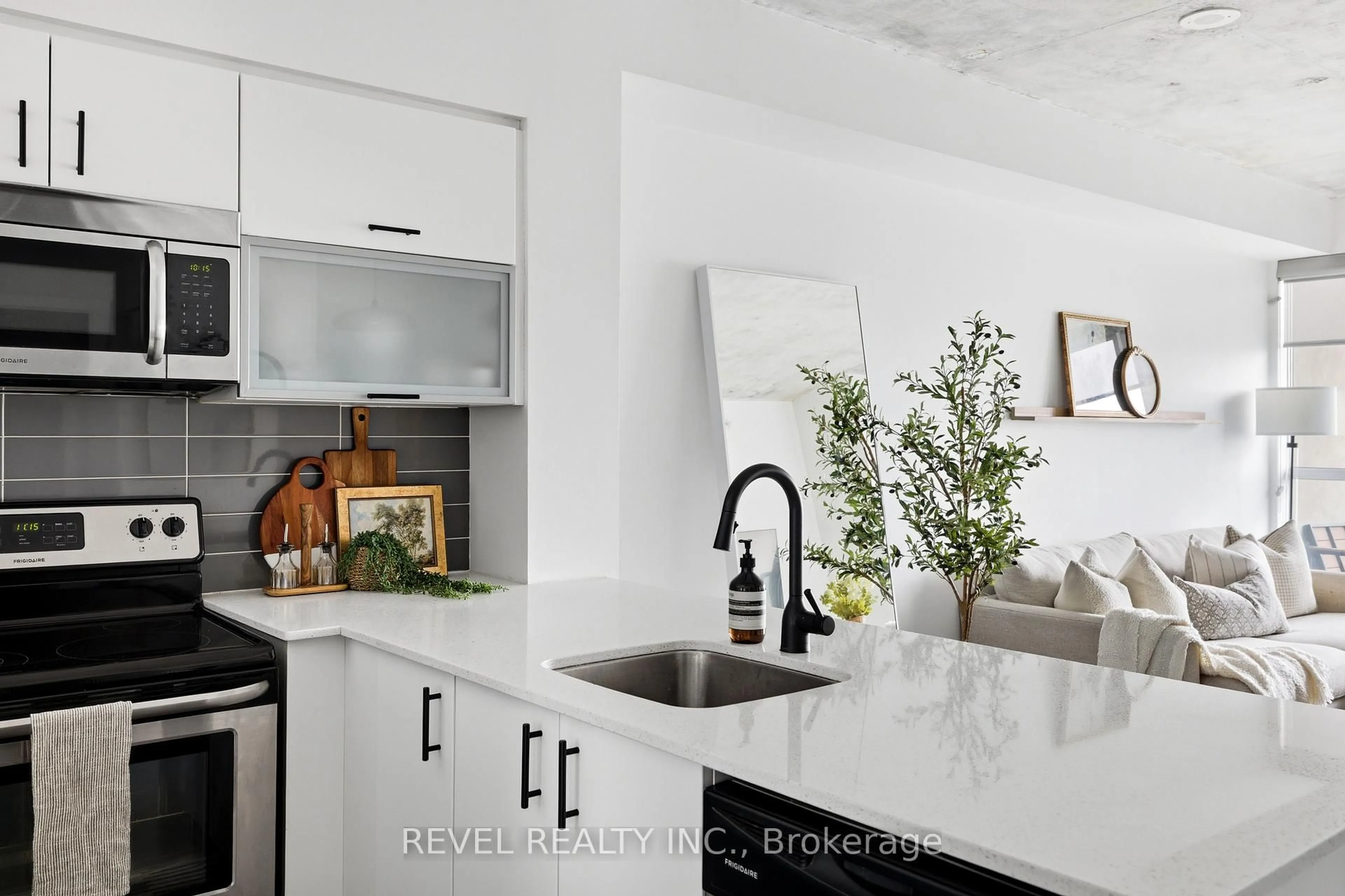 Open concept kitchen, ceramic/tile floor for 150 East Liberty St #2701, Toronto Ontario M6K 3R5