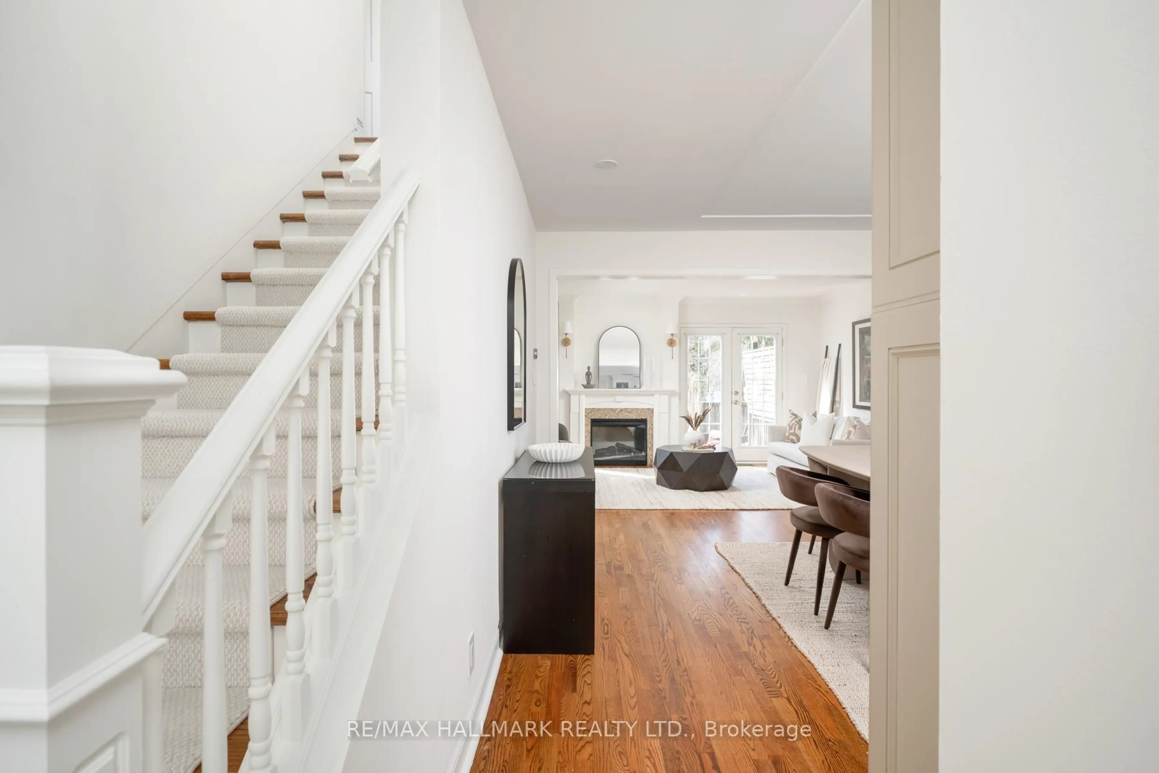 Indoor entryway for 619 Balliol St, Toronto Ontario M4S 1E6