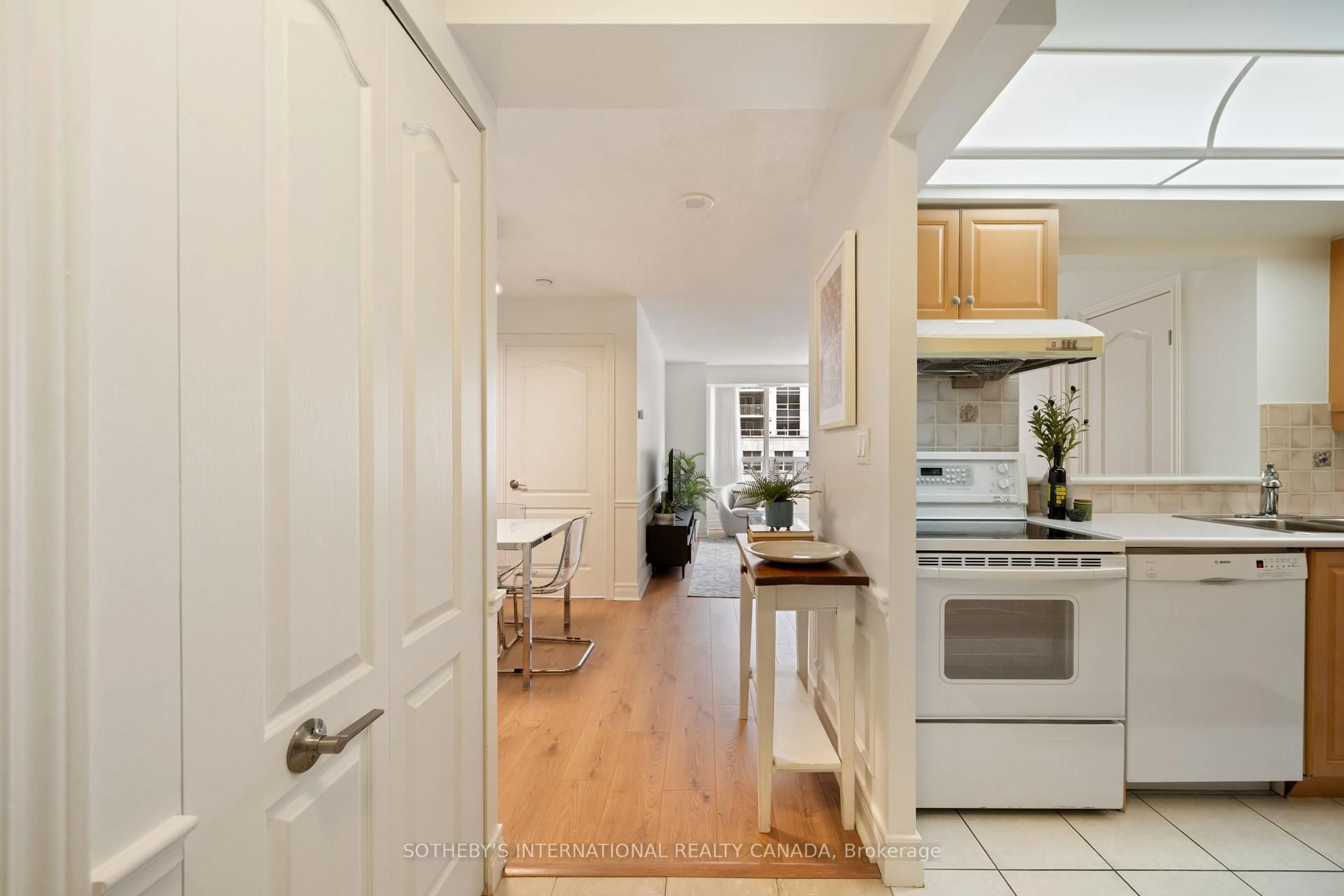 Indoor entryway for 5418 Yonge St #517, Toronto Ontario M2N 6X4