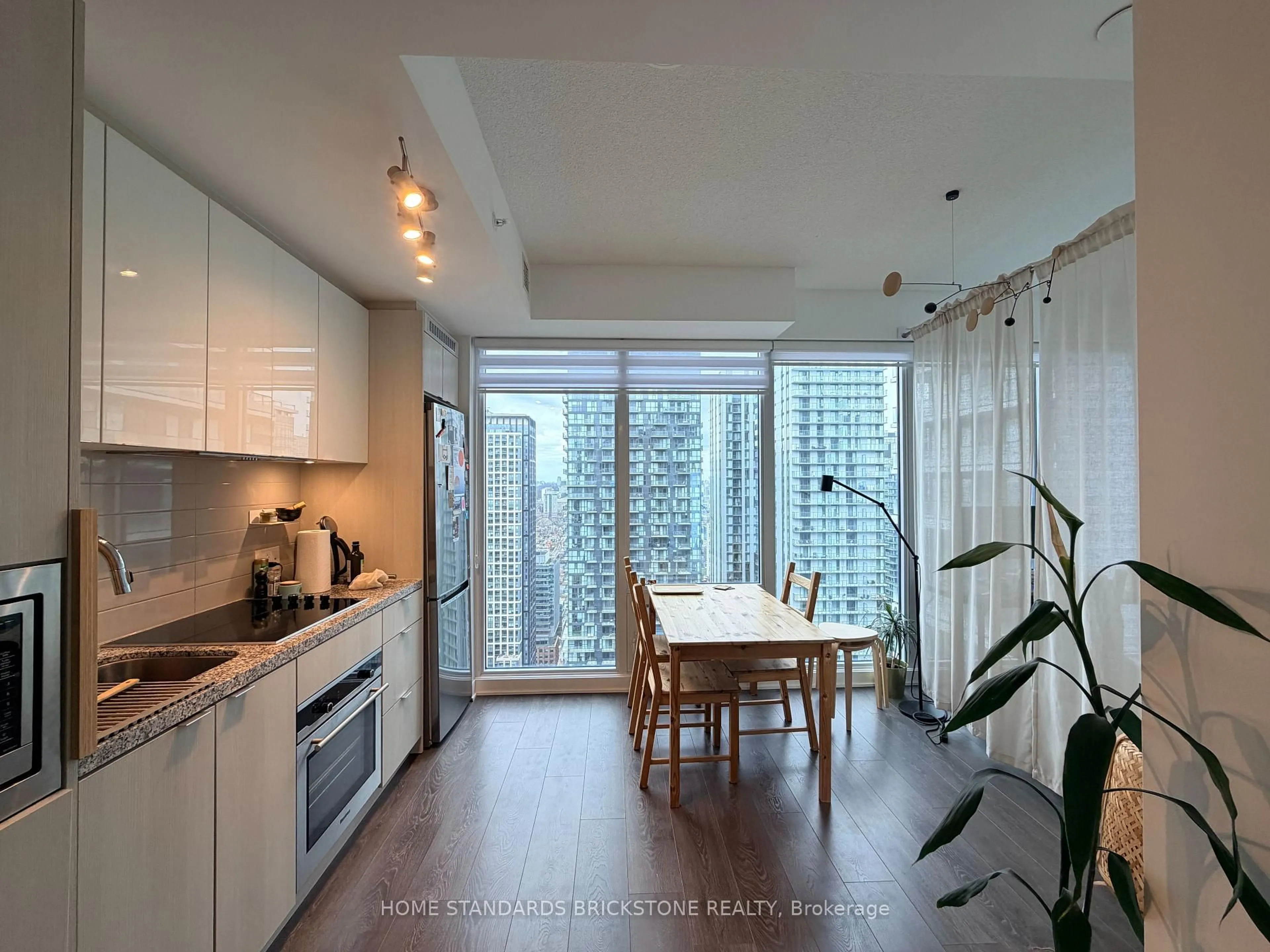 Unknown for 115 BLUE JAYS Way #4710, Toronto Ontario M5V 0N4