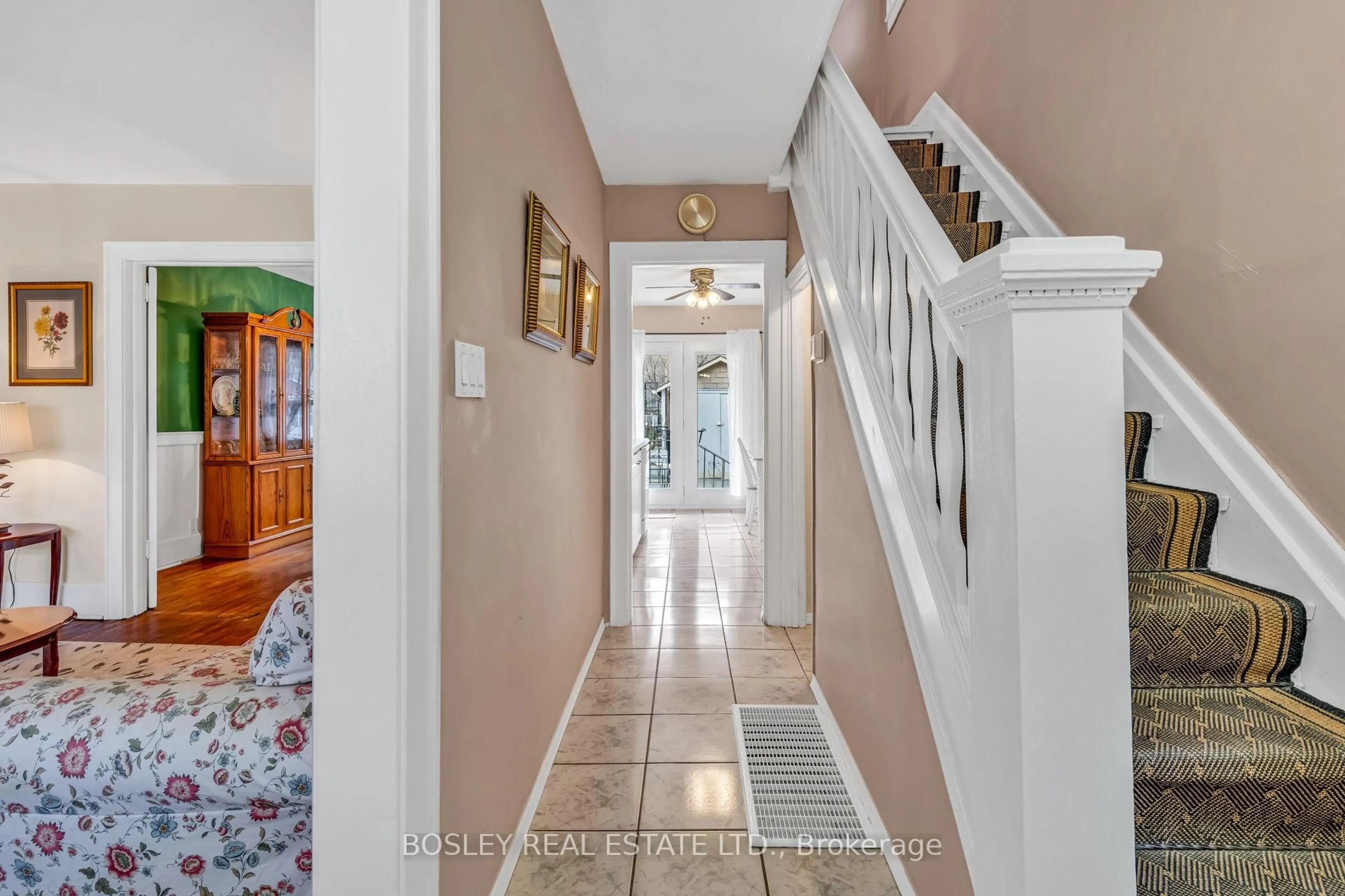 Indoor entryway for 80 Roseneath Gdns, Toronto Ontario M6C 3X6