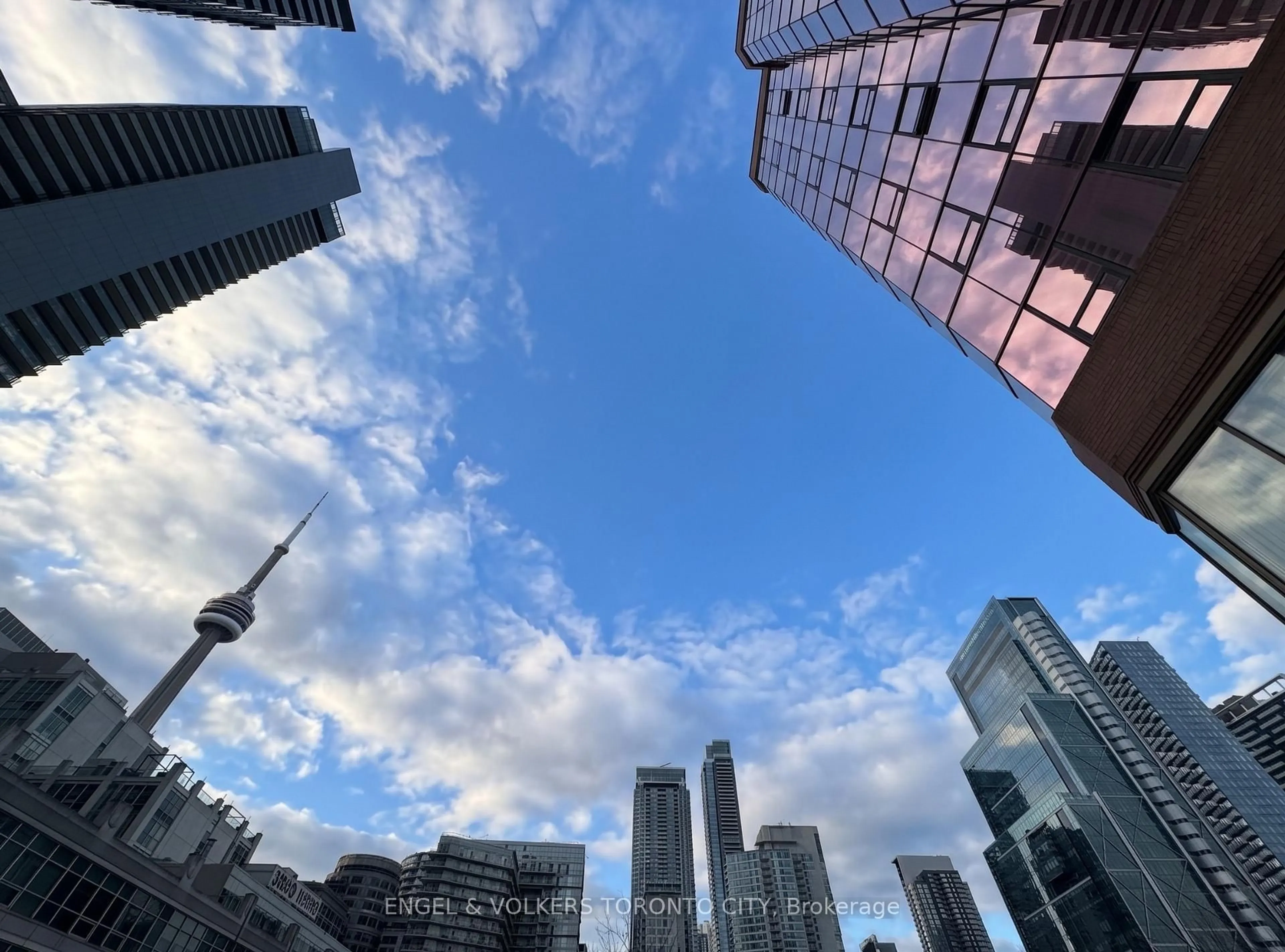 Blurry image for 393 King St #706, Toronto Ontario M5V 3G8