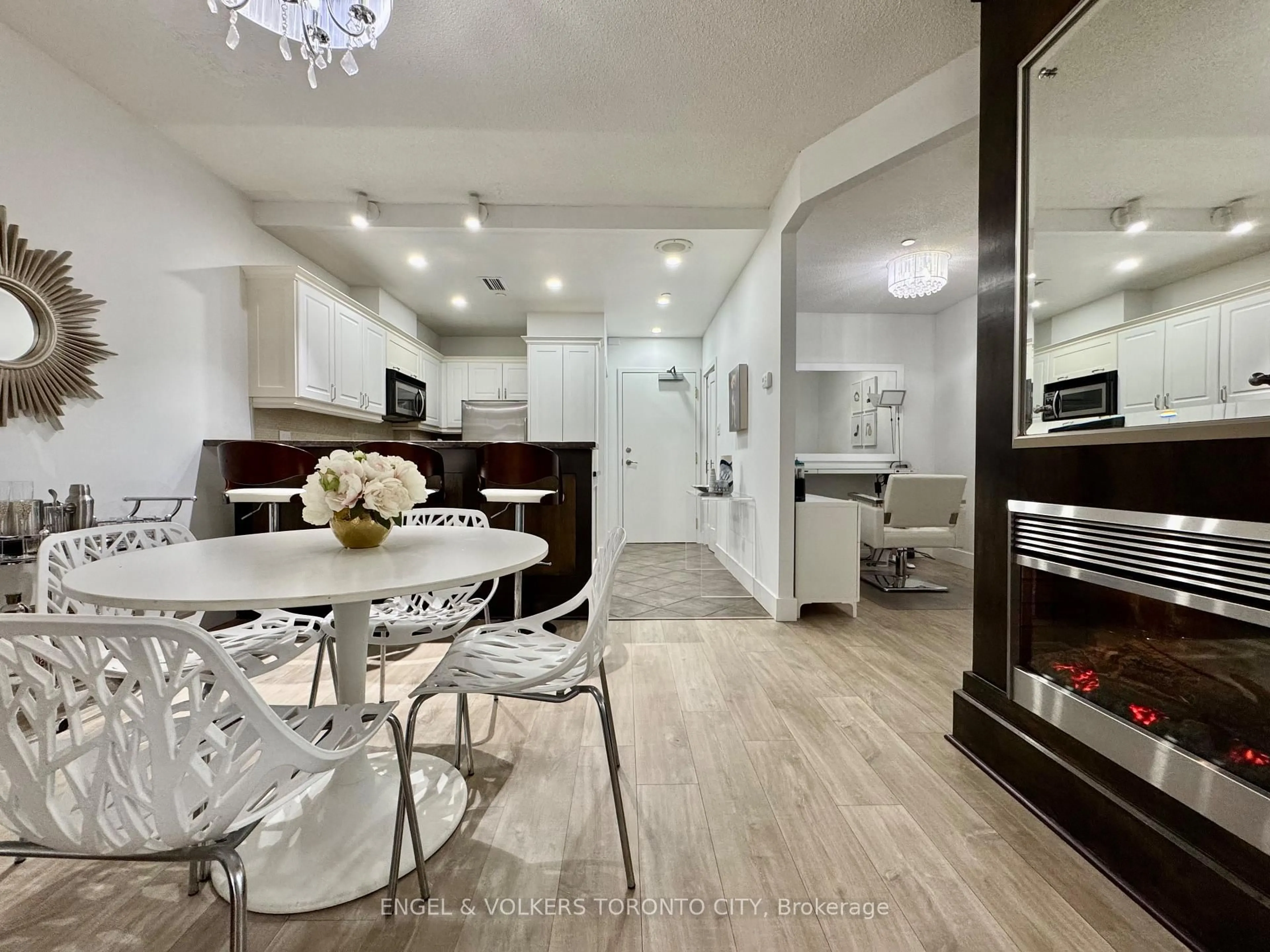 Unknown for 393 King St #706, Toronto Ontario M5V 3G8