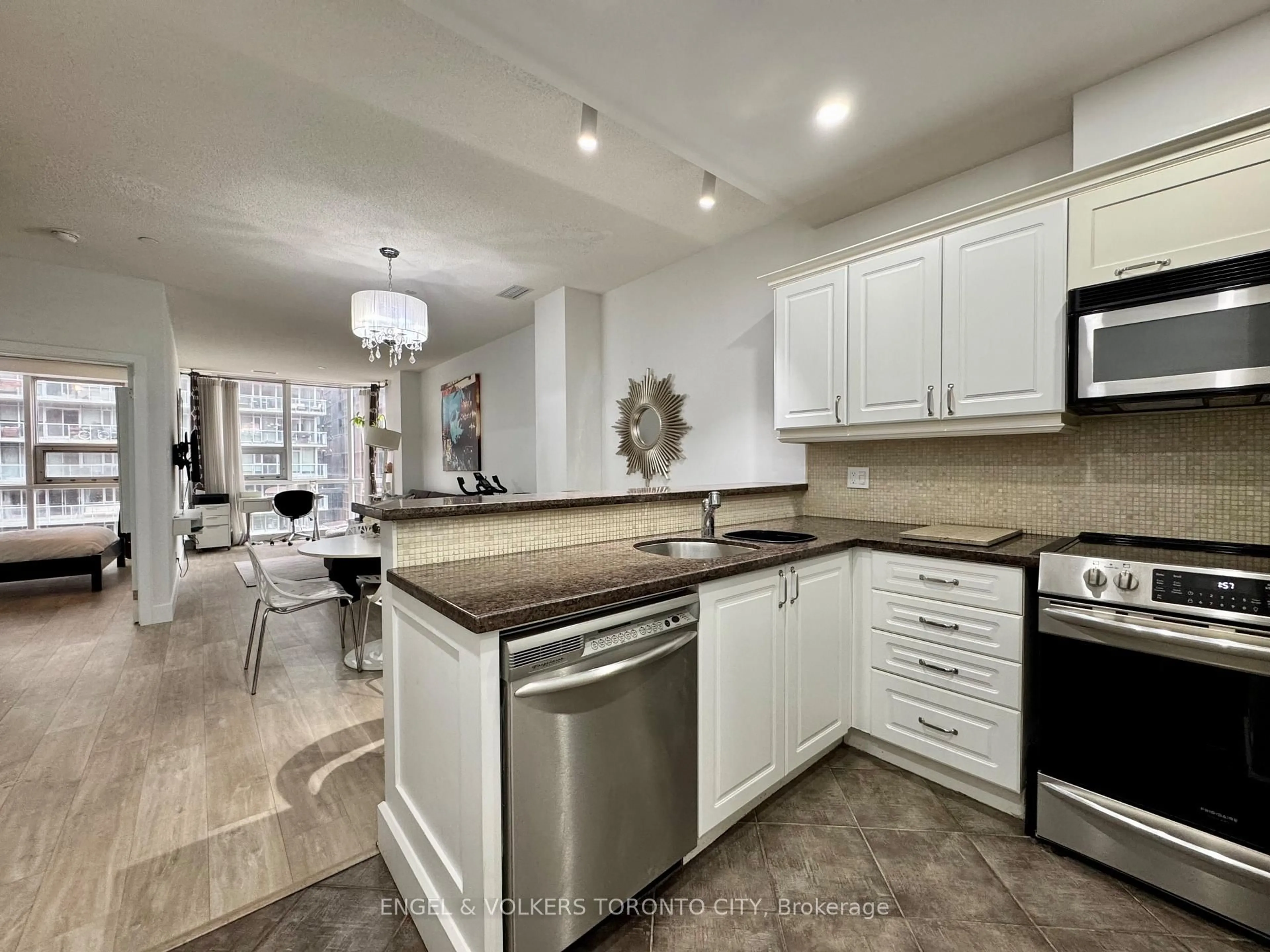 Open concept kitchen, ceramic/tile floor for 393 King St #706, Toronto Ontario M5V 3G8