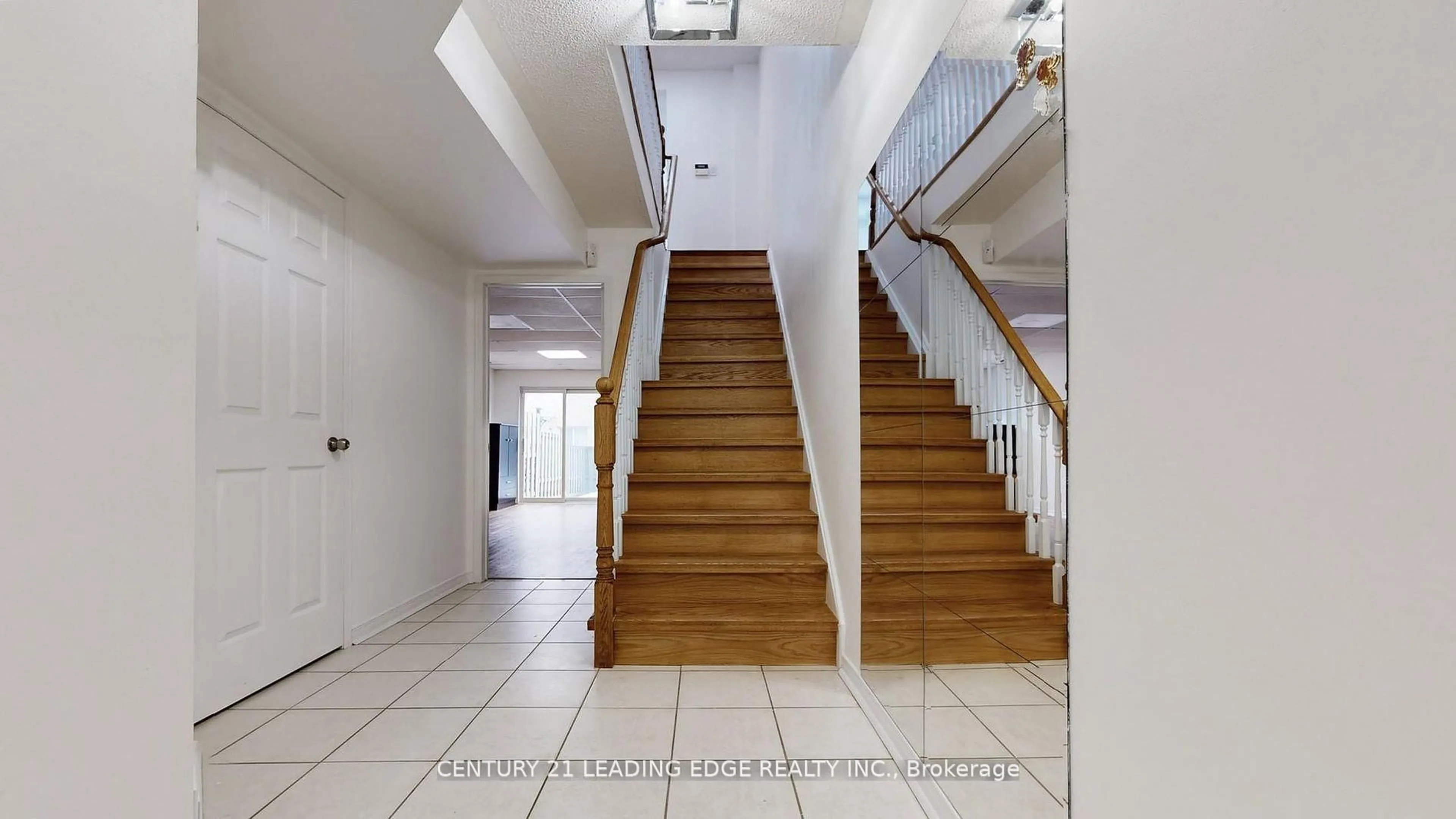 Indoor foyer for 38 Rumi Cres, Toronto Ontario M4A 2X6