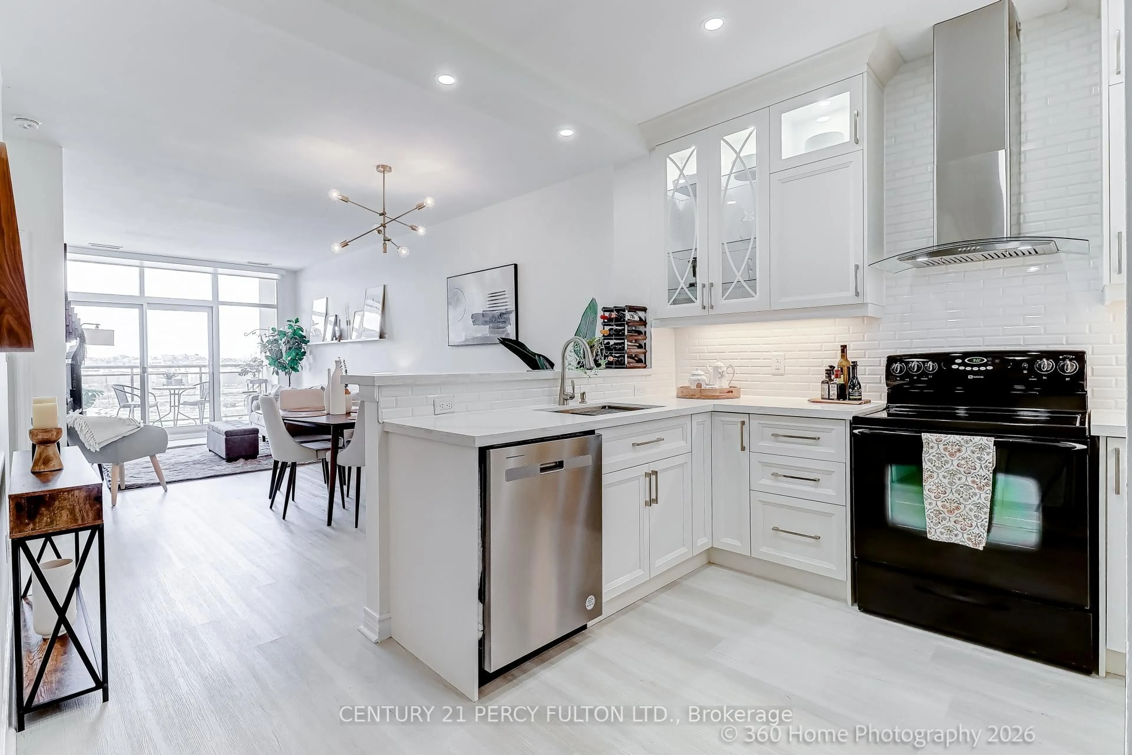 Open concept kitchen, ceramic/tile floor for 1 Leaside Park Dr #604, Toronto Ontario M4H 1R1