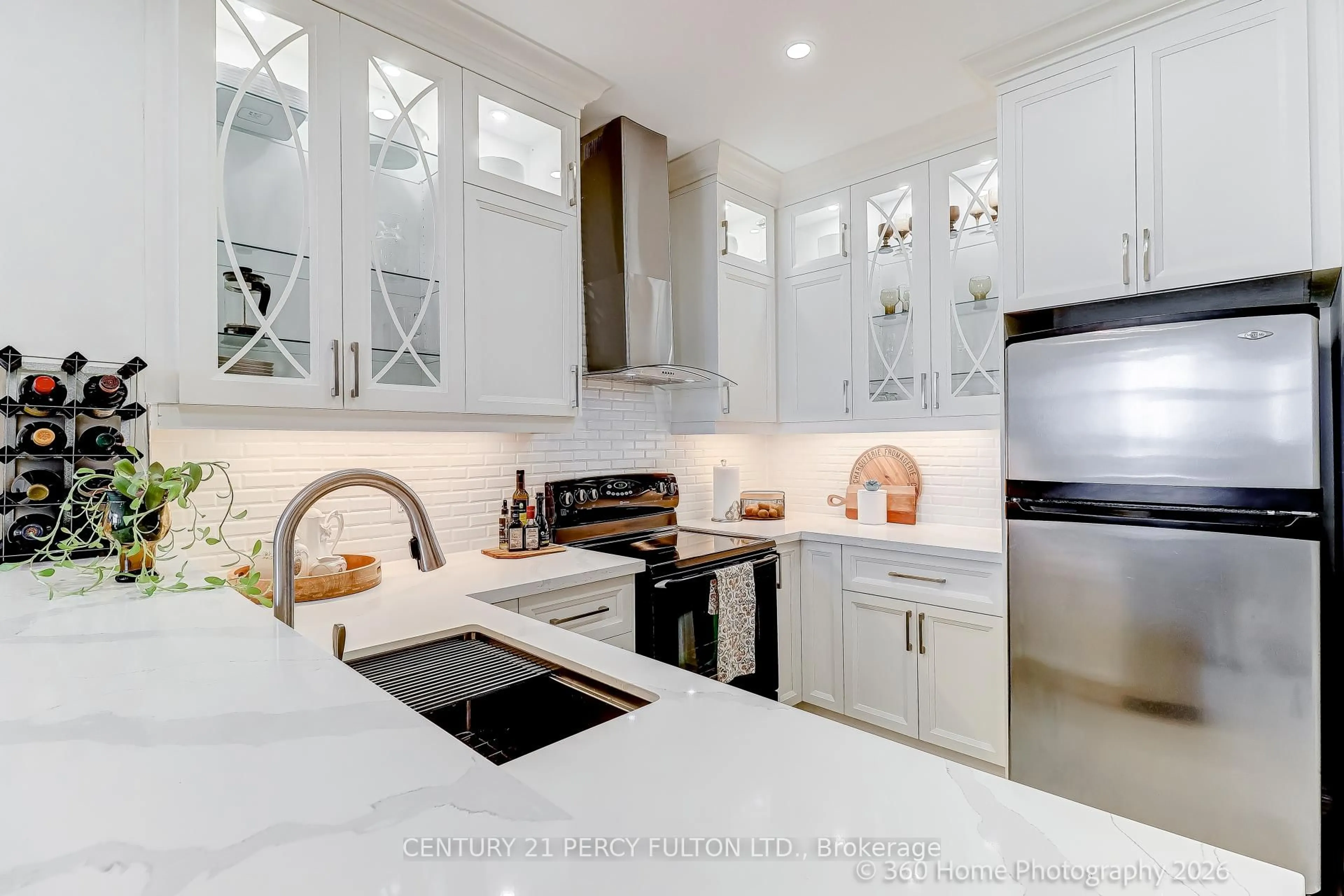 Contemporary kitchen, ceramic/tile floor for 1 Leaside Park Dr #604, Toronto Ontario M4H 1R1