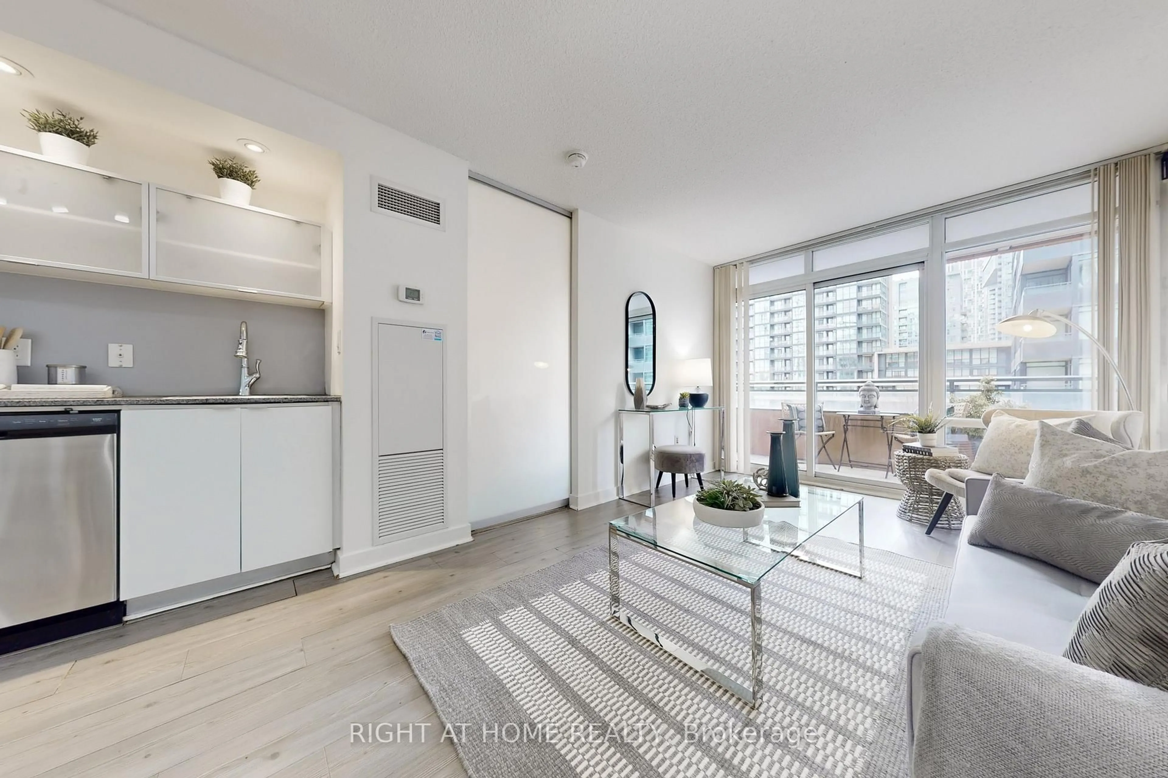 Living room with furniture, unknown for 4K Spadina Ave #727, Toronto Ontario M5V 3Y6