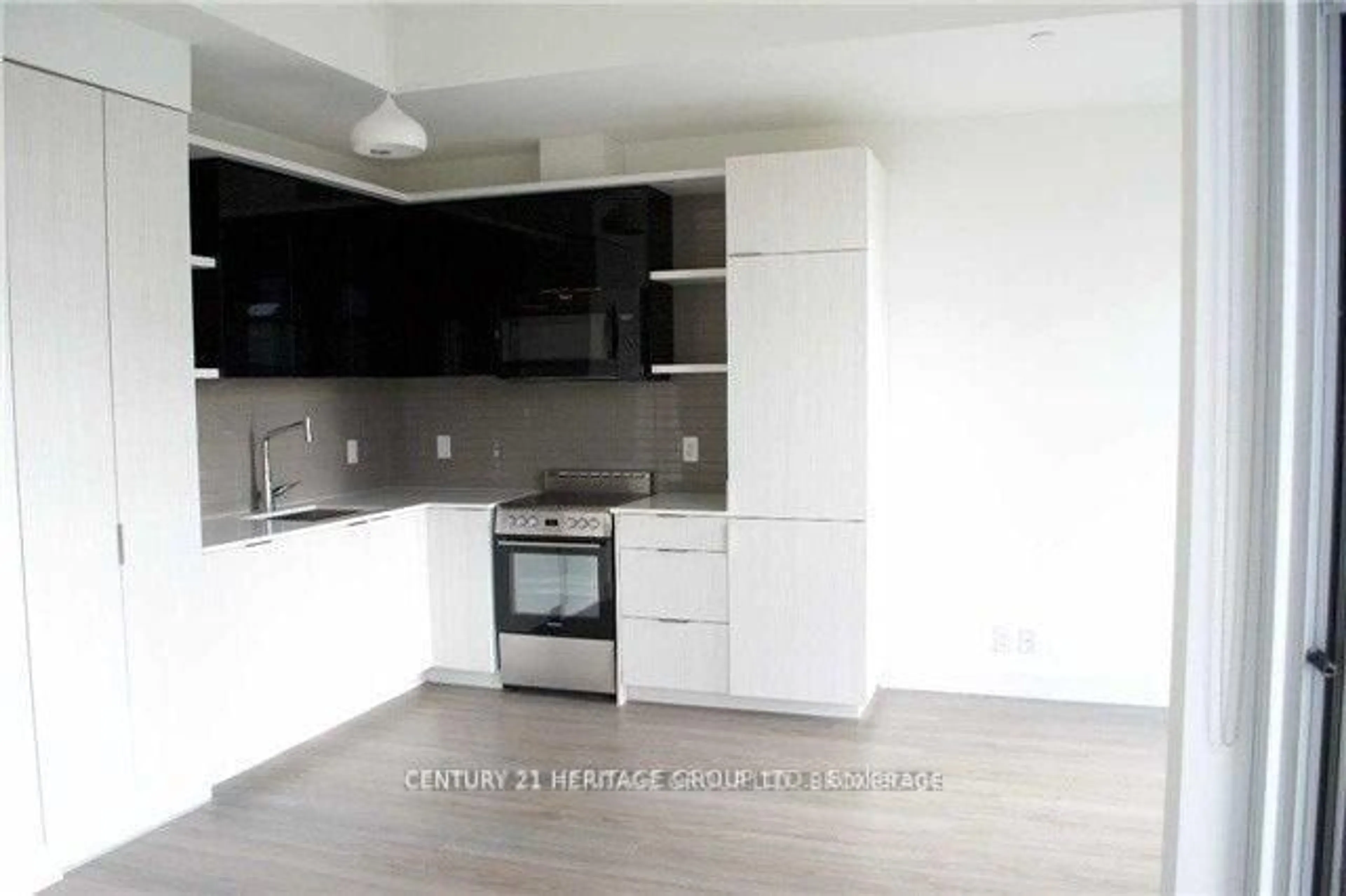 Standard kitchen, wood/laminate floor for 6 Parkwood Ave #512, Toronto Ontario M4V 0V3