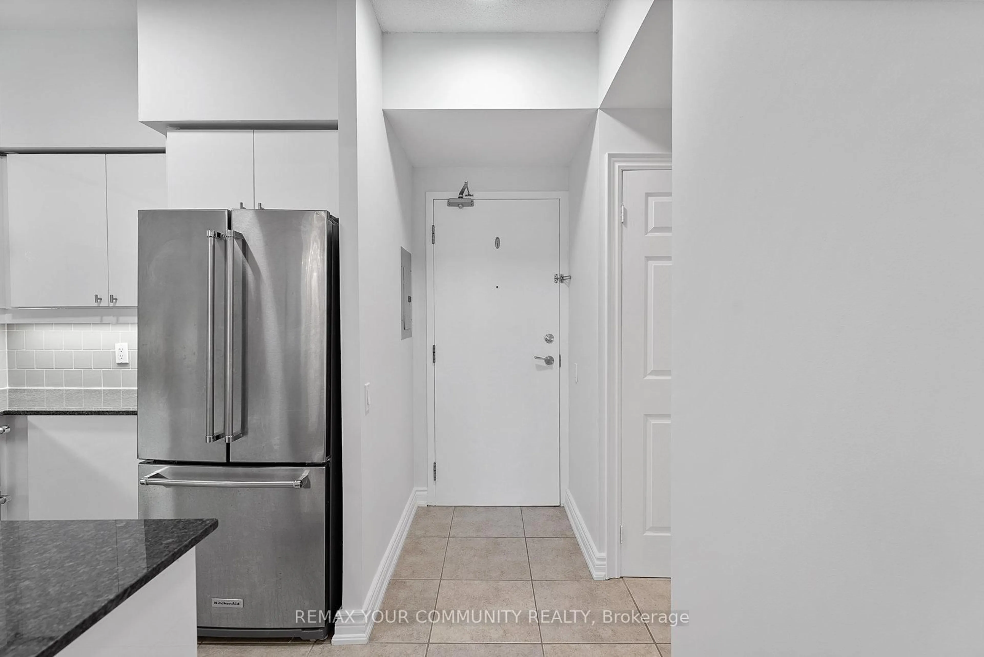 Indoor entryway for 451 Rosewell Ave #105, Toronto Ontario M4R 2H8