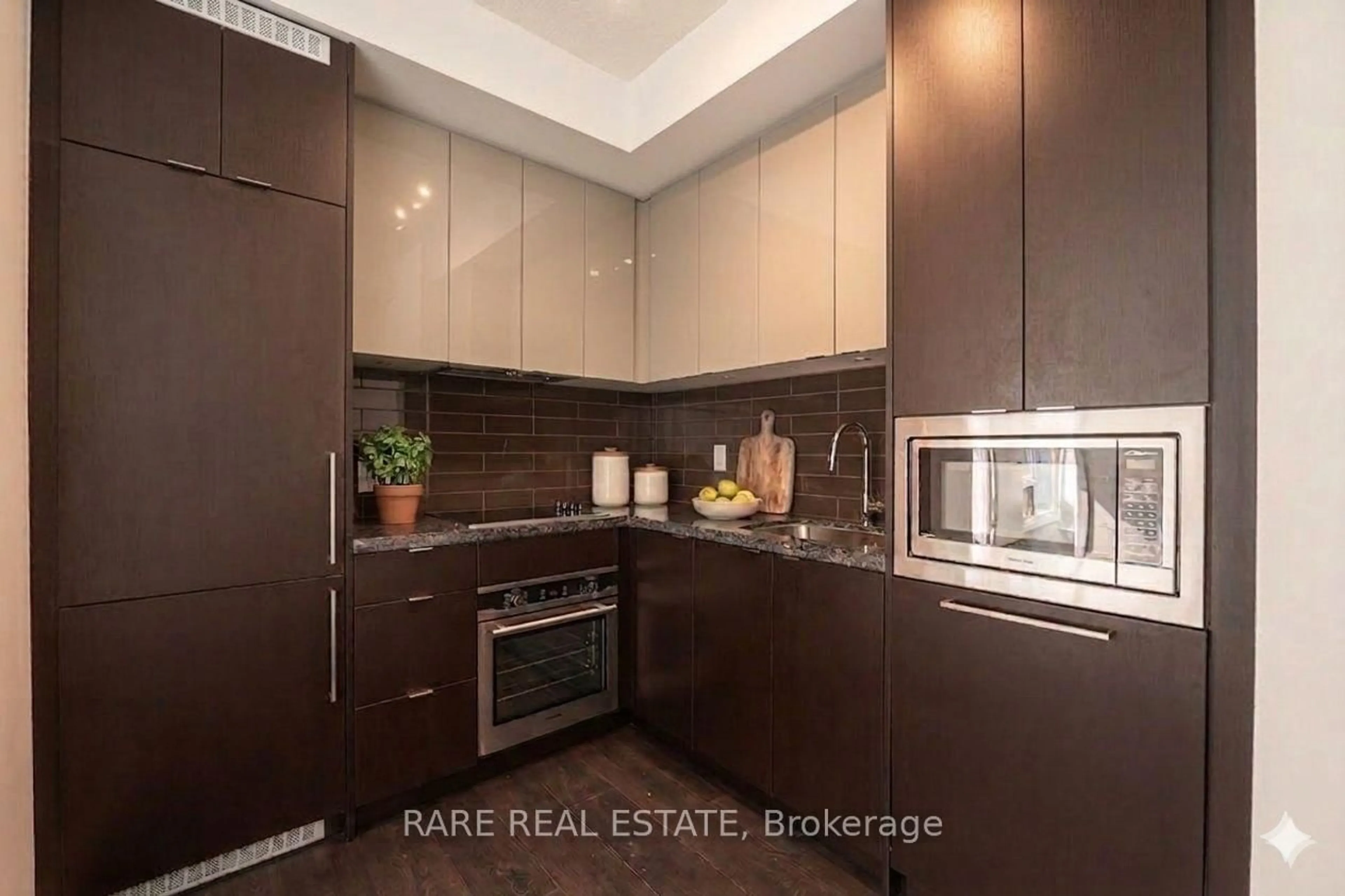 Contemporary kitchen, wood/laminate floor for 125 Blue Jays Way #5011, Toronto Ontario M5V 0N5