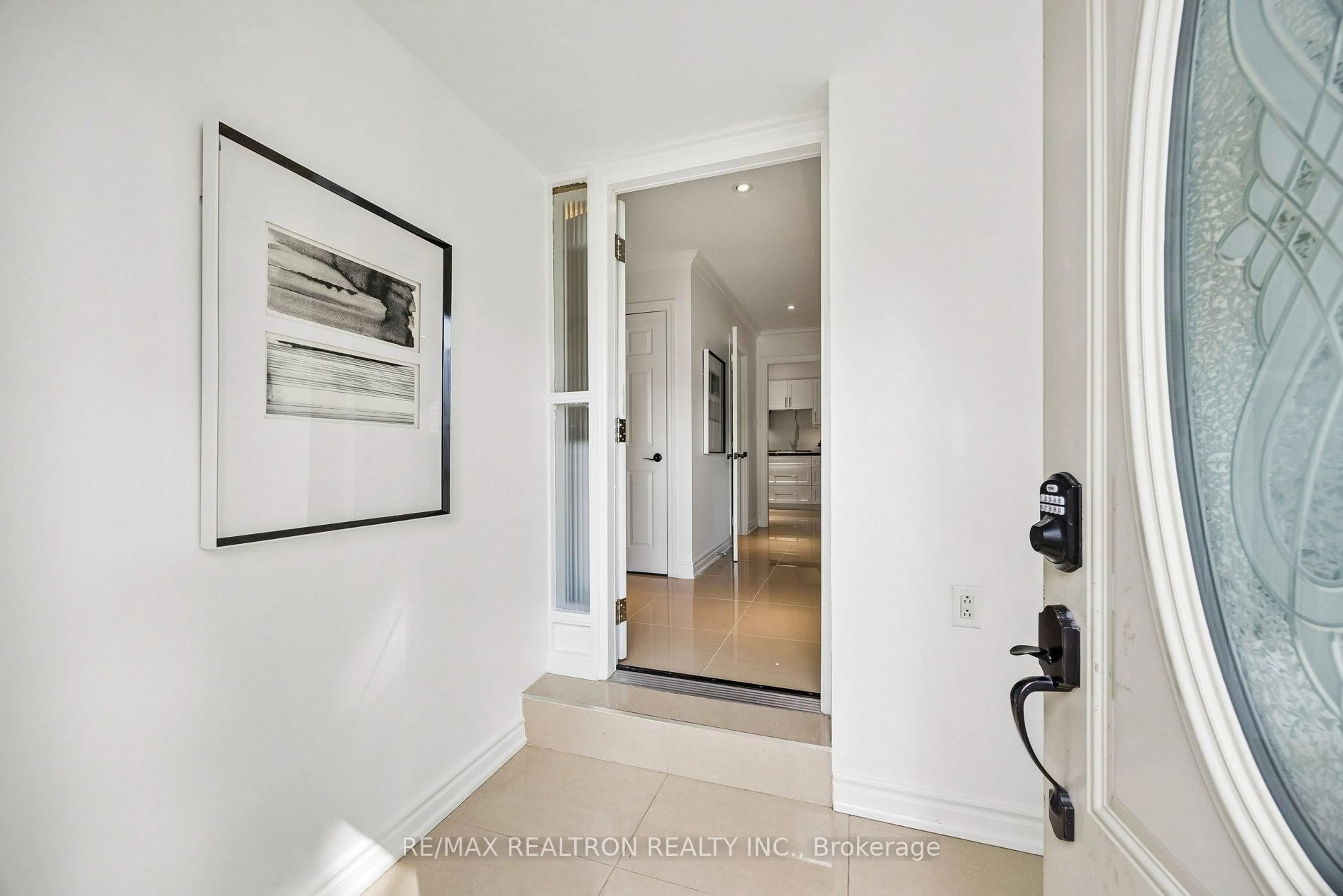 Indoor entryway for 22 Denlow Blvd, Toronto Ontario M3B 1P4