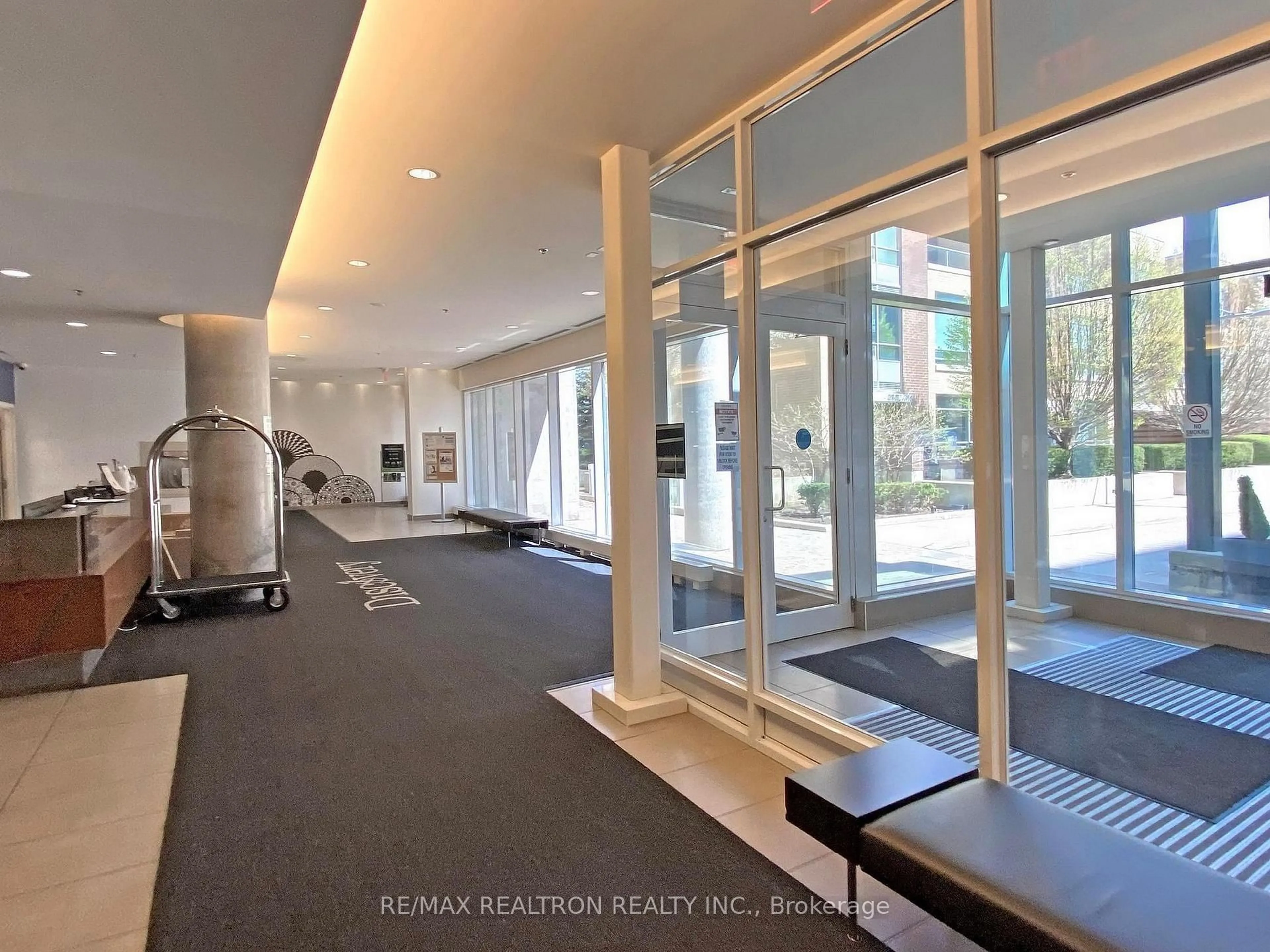 Indoor foyer for 15 Singer Crt #Ph06, Toronto Ontario M2K 0B1