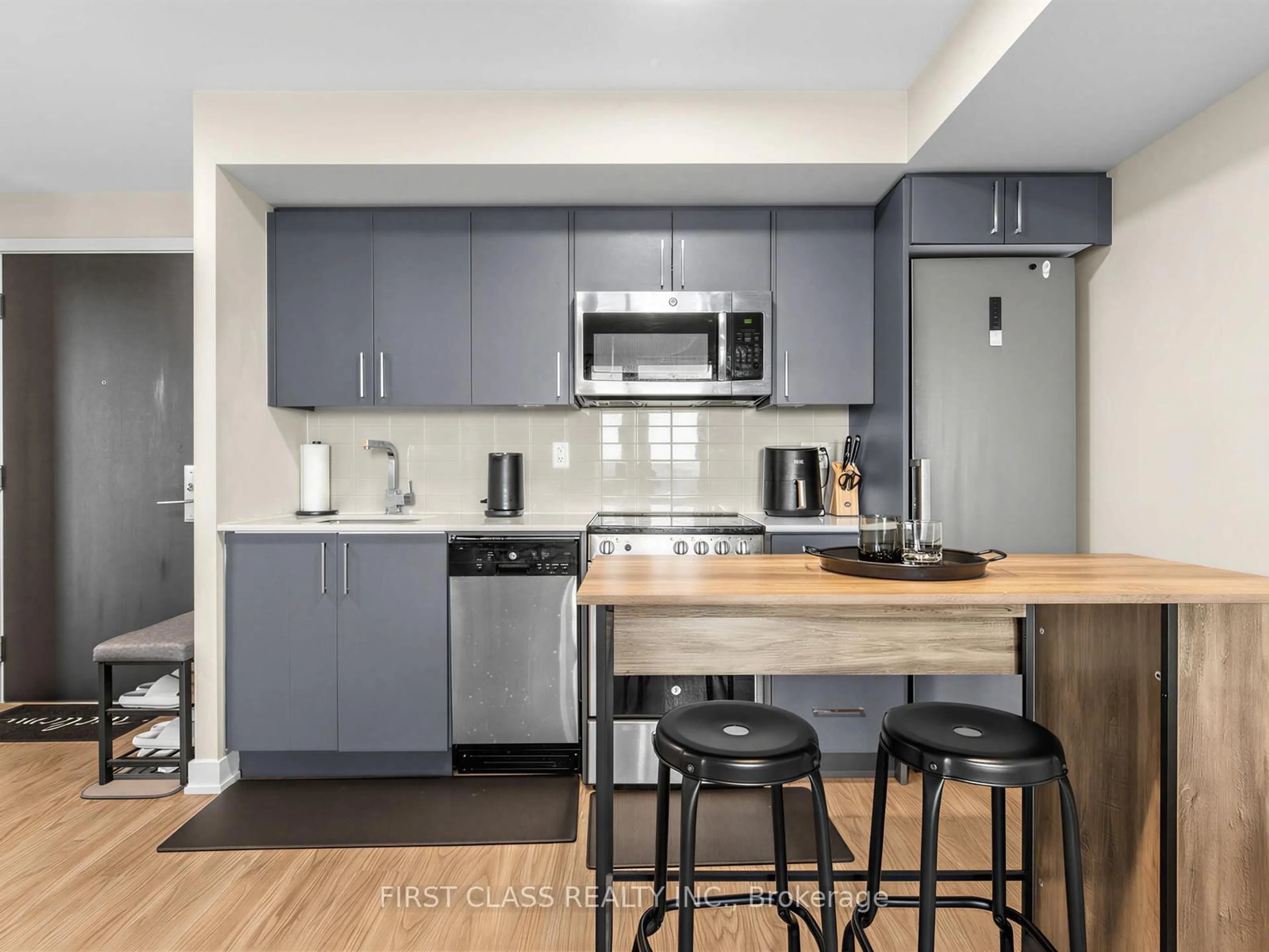 Standard kitchen, unknown for 38 Monte Kwinter Crt #616, Toronto Ontario M3H 0E2