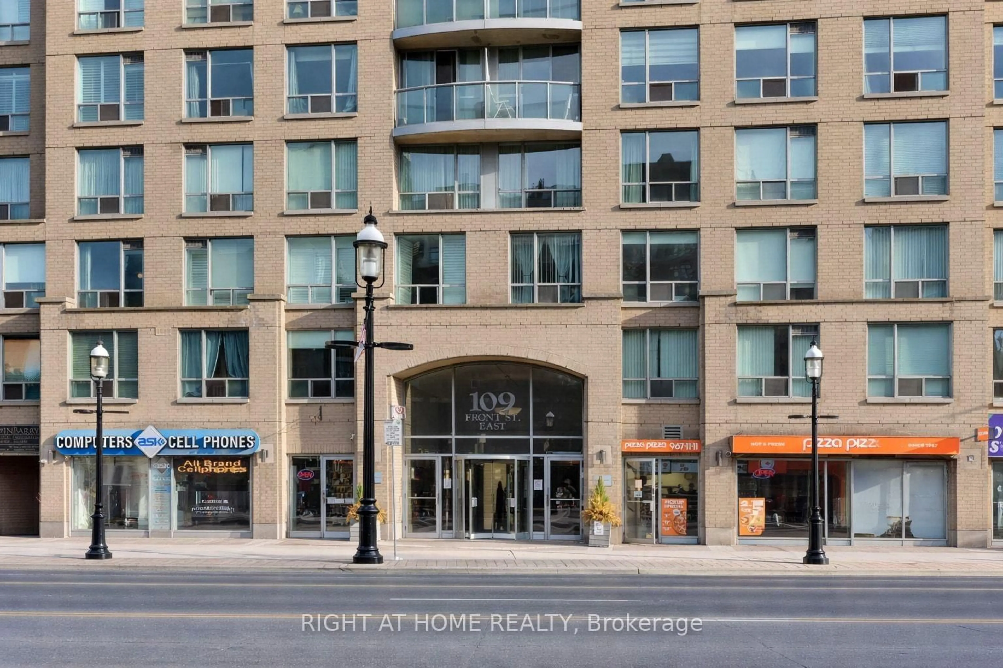 Indoor foyer for 109 Front St #534, Toronto Ontario M5A 4P7