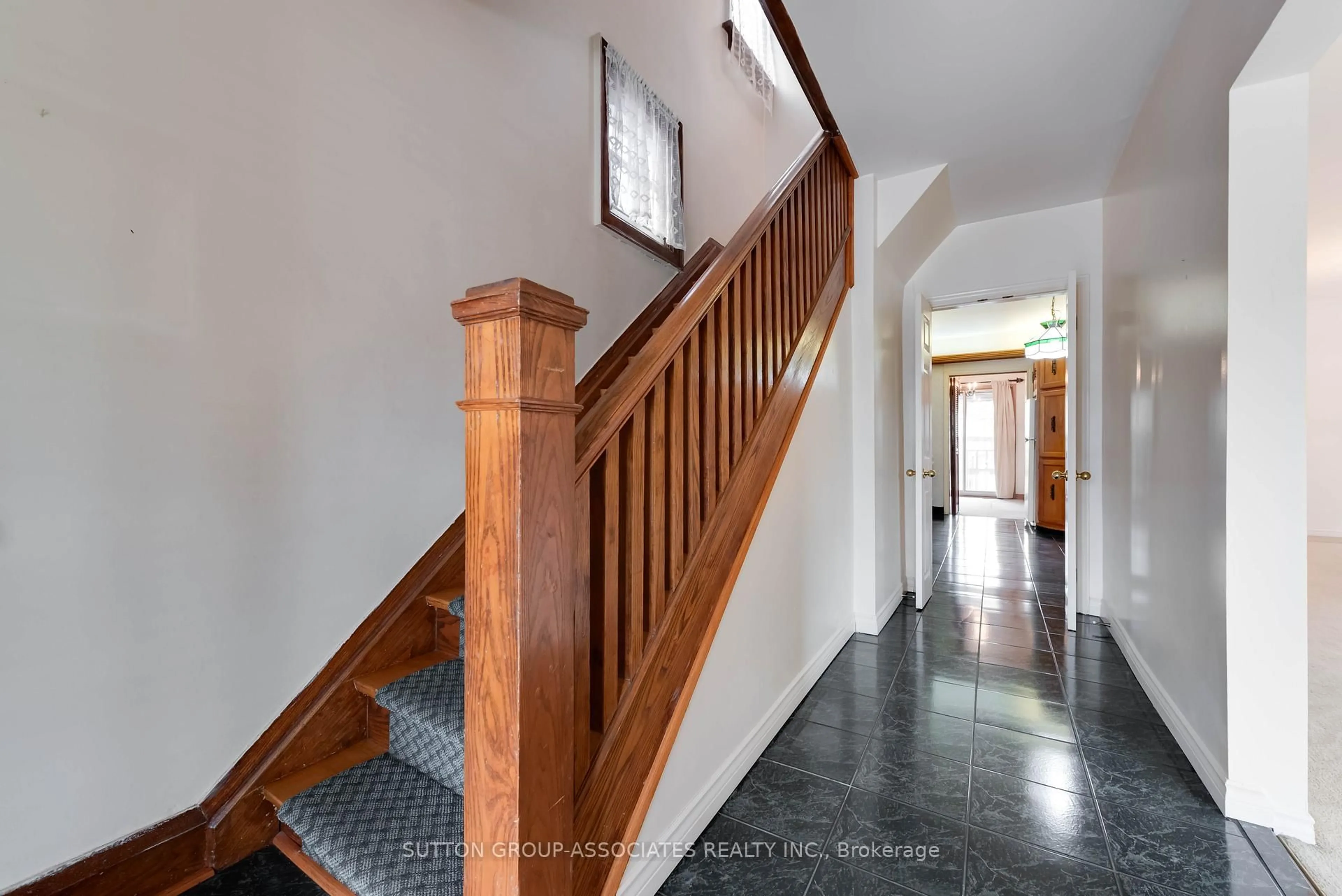 Indoor foyer for 519 Rushton Rd, Toronto Ontario M6C 2Y6