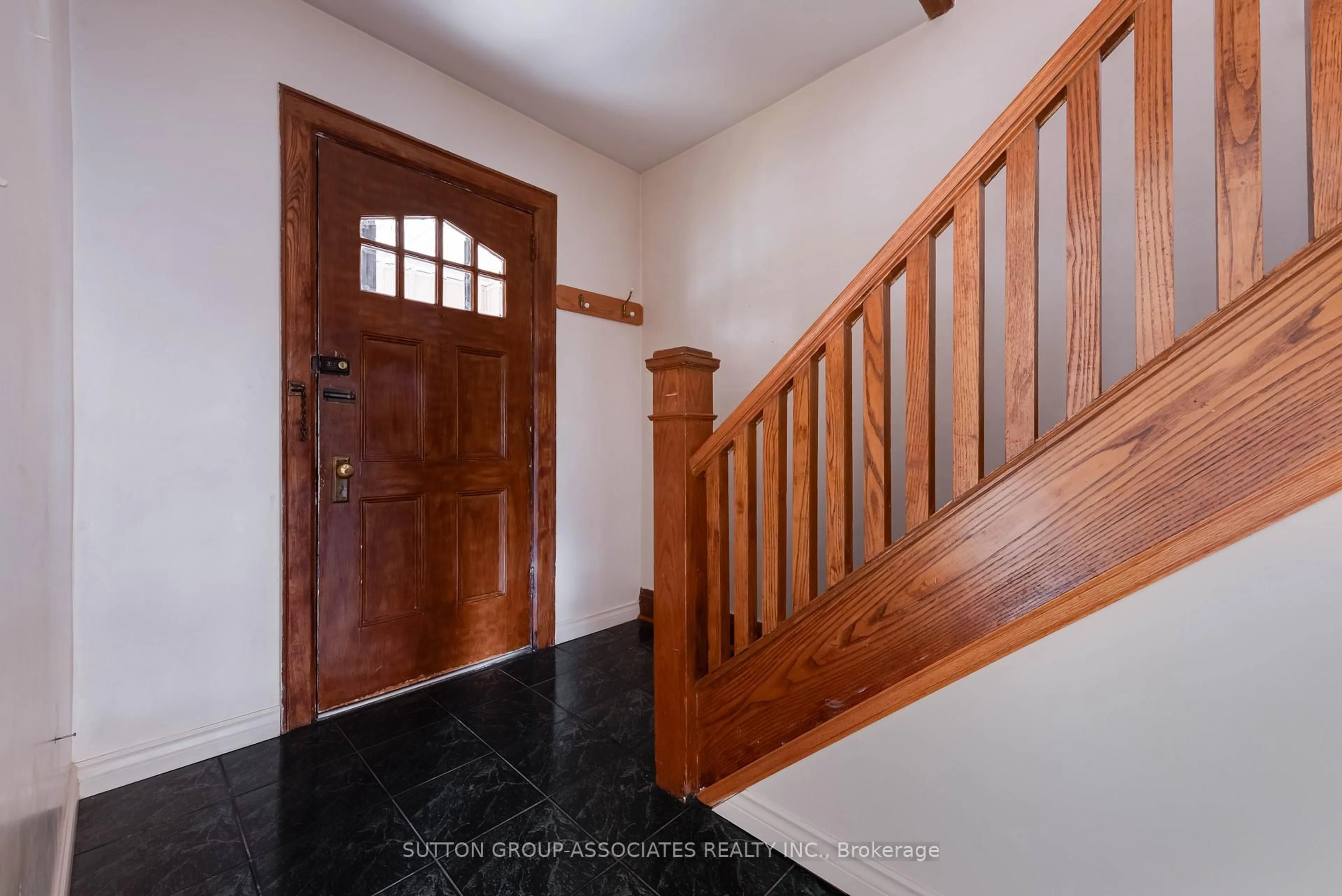 Indoor entryway for 519 Rushton Rd, Toronto Ontario M6C 2Y6