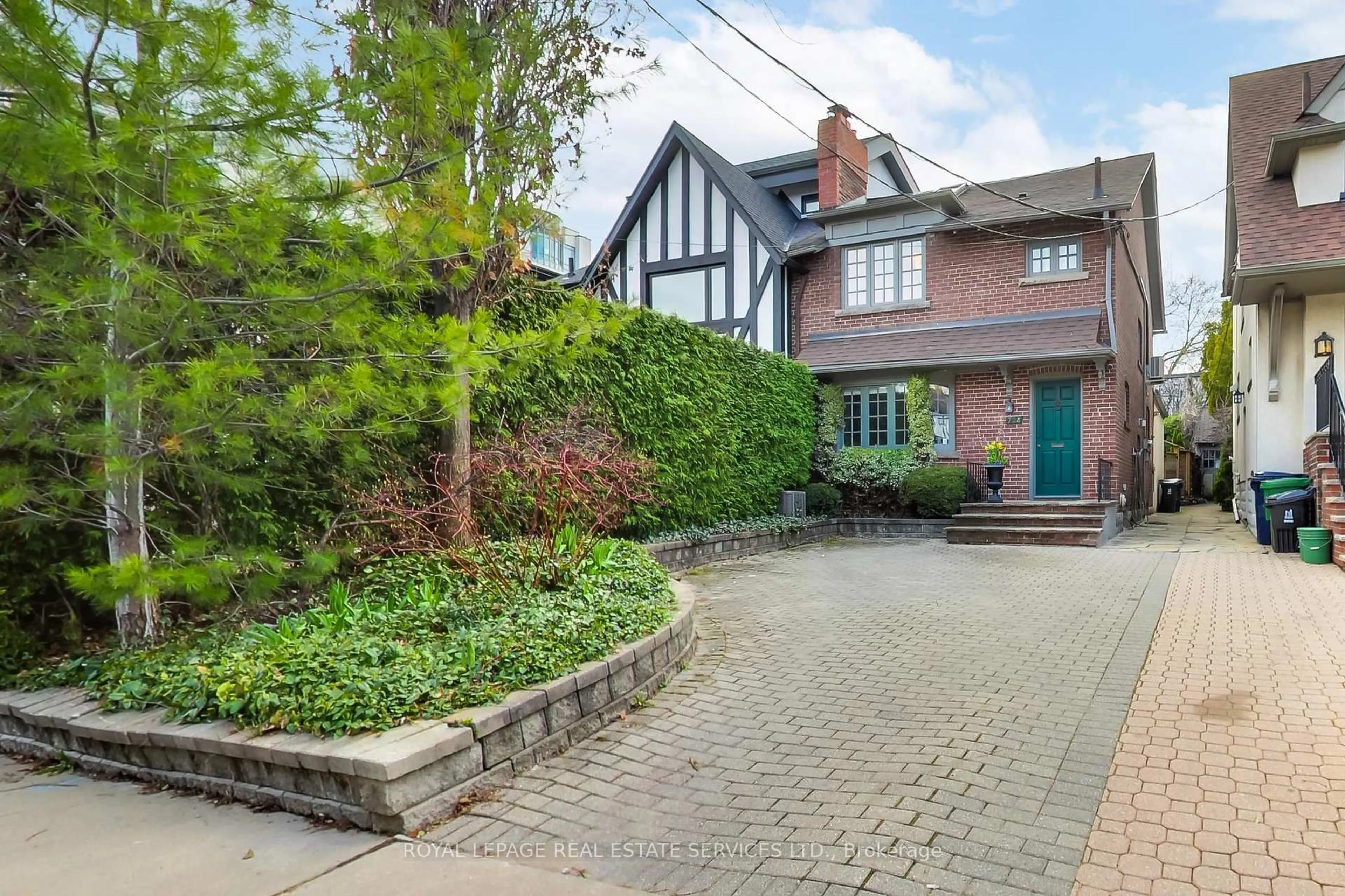 A pic from outside/outdoor area/front of a property/back of a property/a pic from drone, street for 738 Huron St, Toronto Ontario M4V 2W3