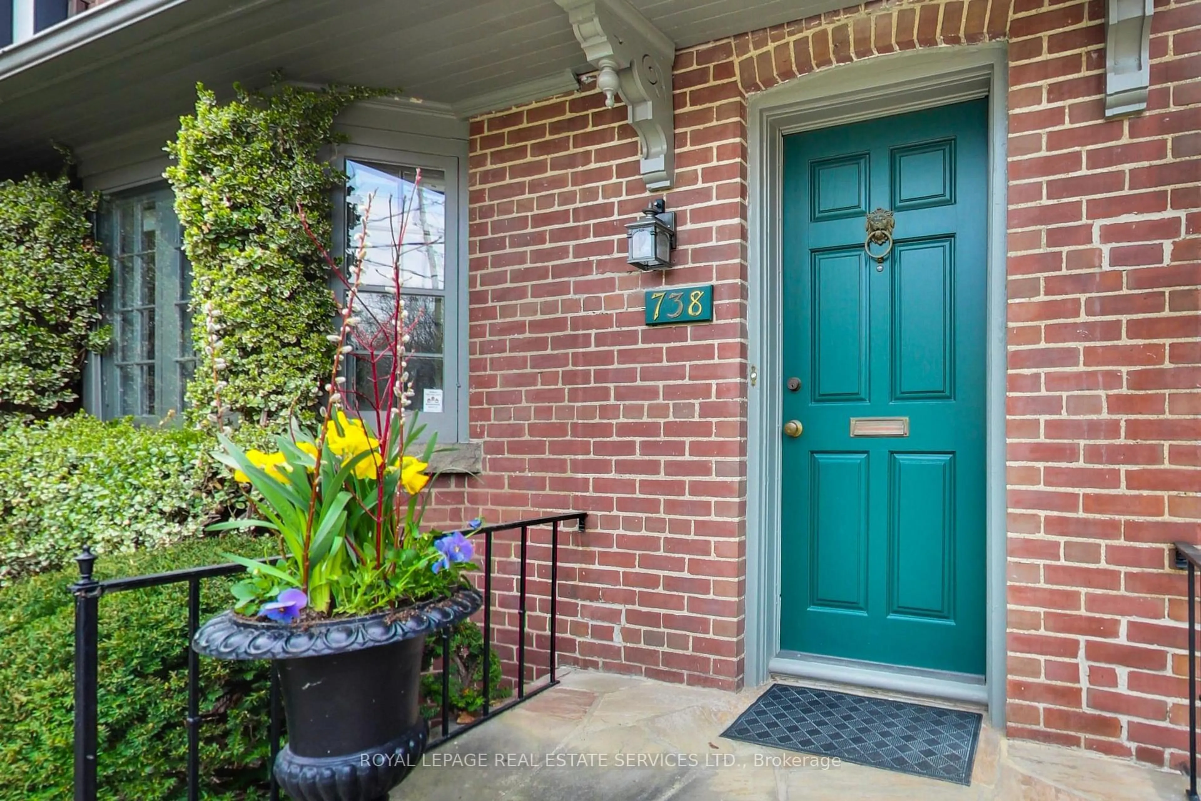 Indoor entryway for 738 Huron St, Toronto Ontario M4V 2W3