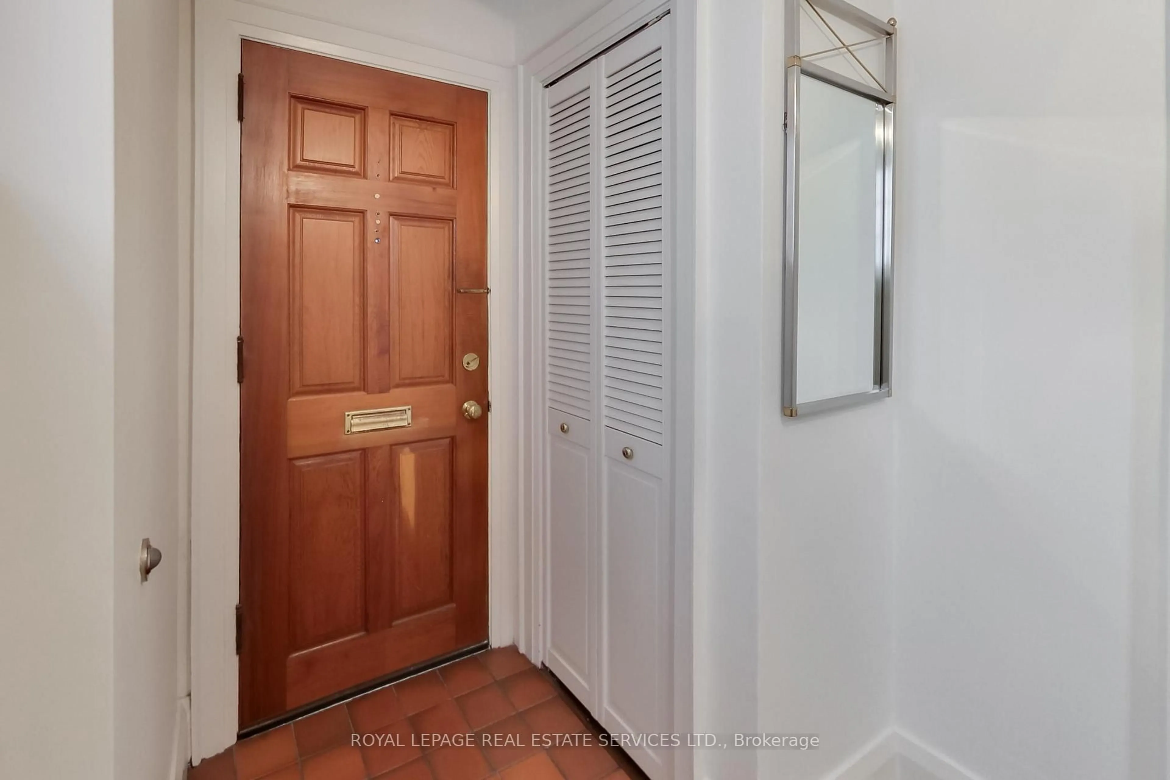 Indoor entryway for 738 Huron St, Toronto Ontario M4V 2W3