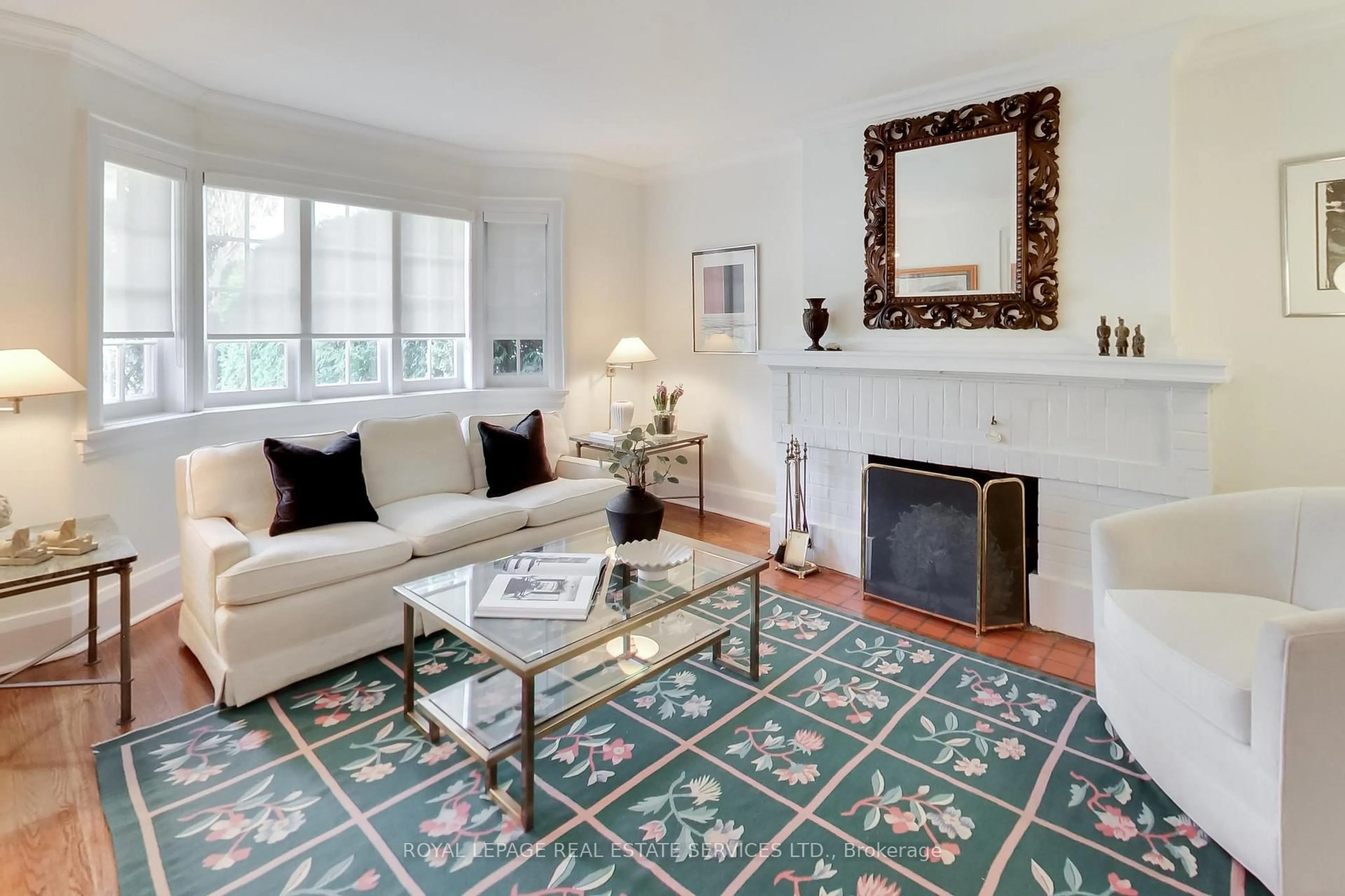 Living room with furniture, unknown for 738 Huron St, Toronto Ontario M4V 2W3