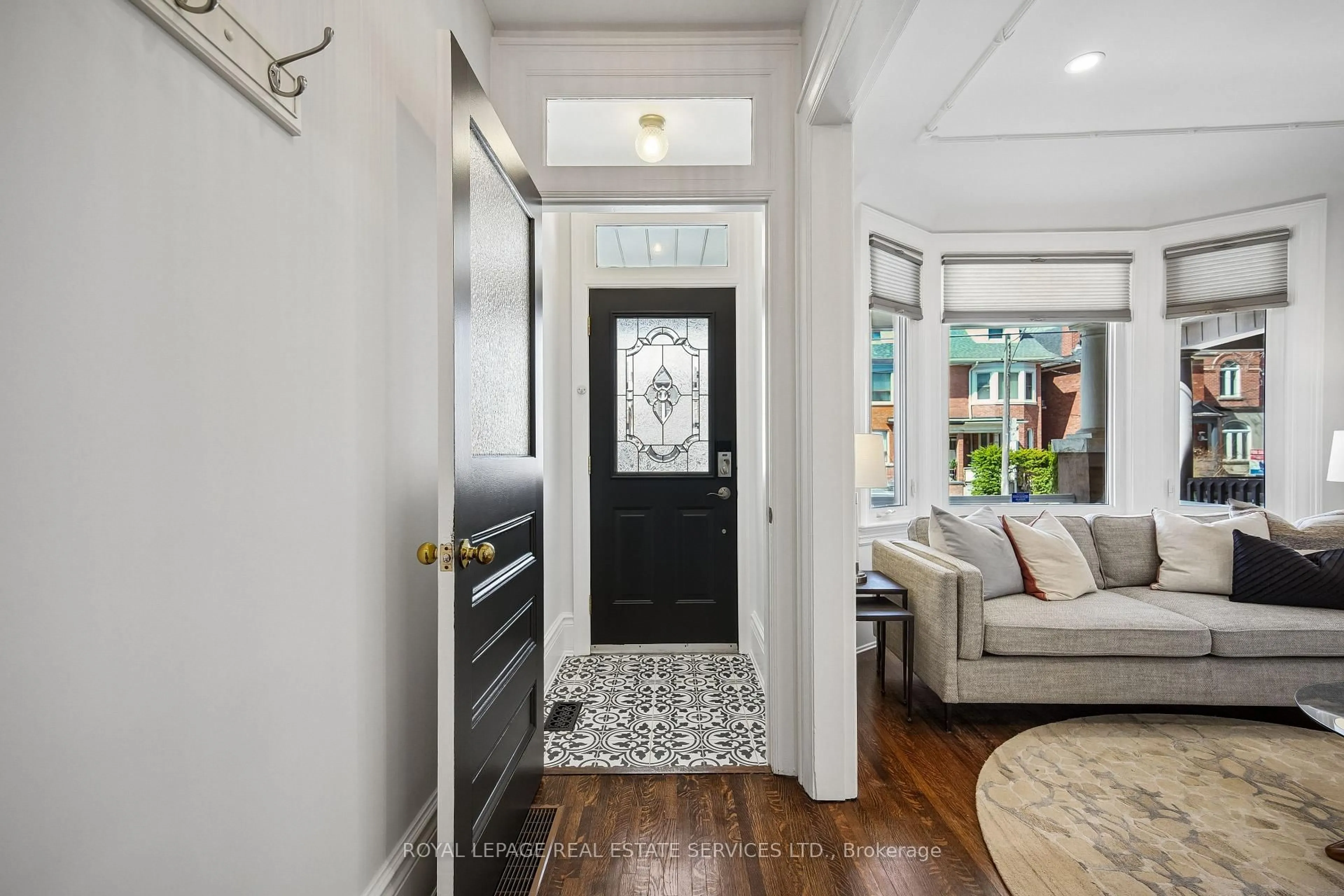 Indoor entryway for 577 Ossington Ave, Toronto Ontario M6G 3T4