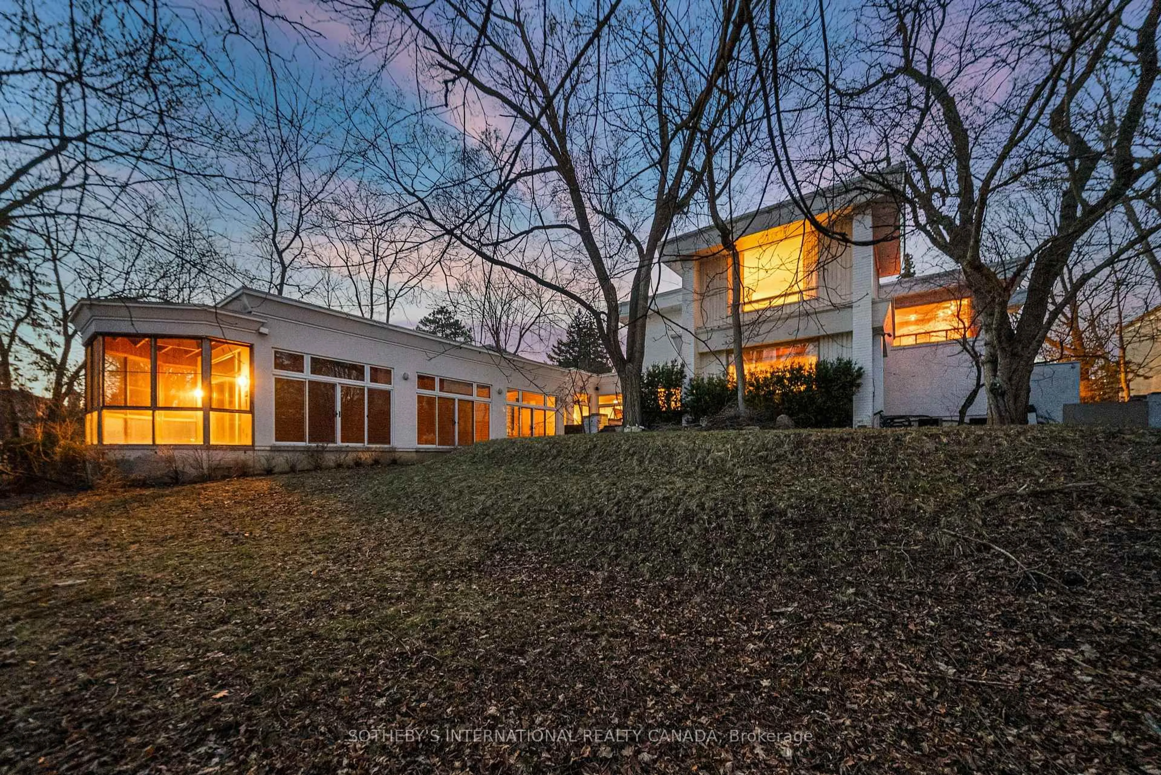 A pic from outside/outdoor area/front of a property/back of a property/a pic from drone, unknown for 39 Burton Rd, Toronto Ontario M5P 1V1