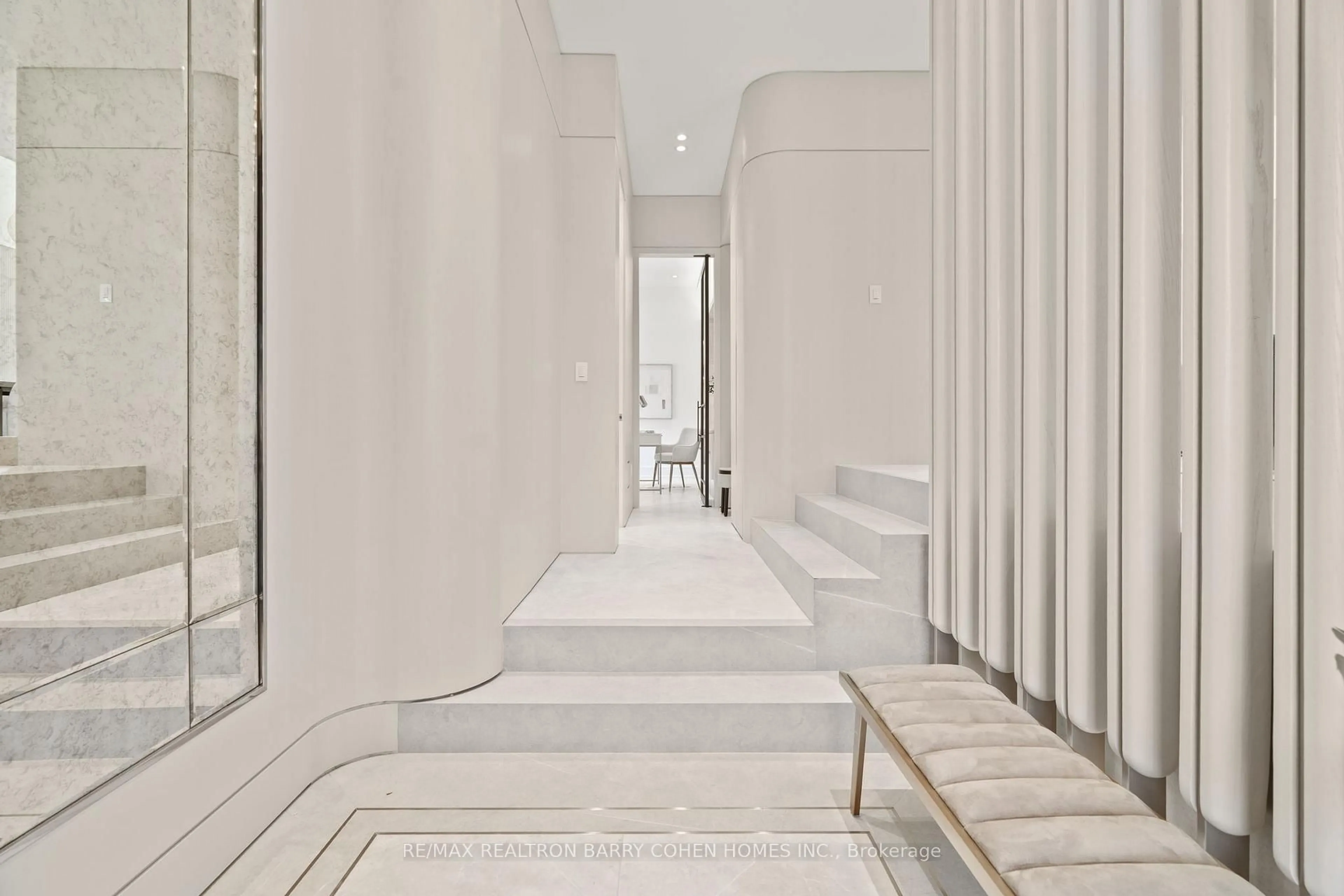 Indoor foyer for 39 Chudleigh Ave, Toronto Ontario M4R 1T1