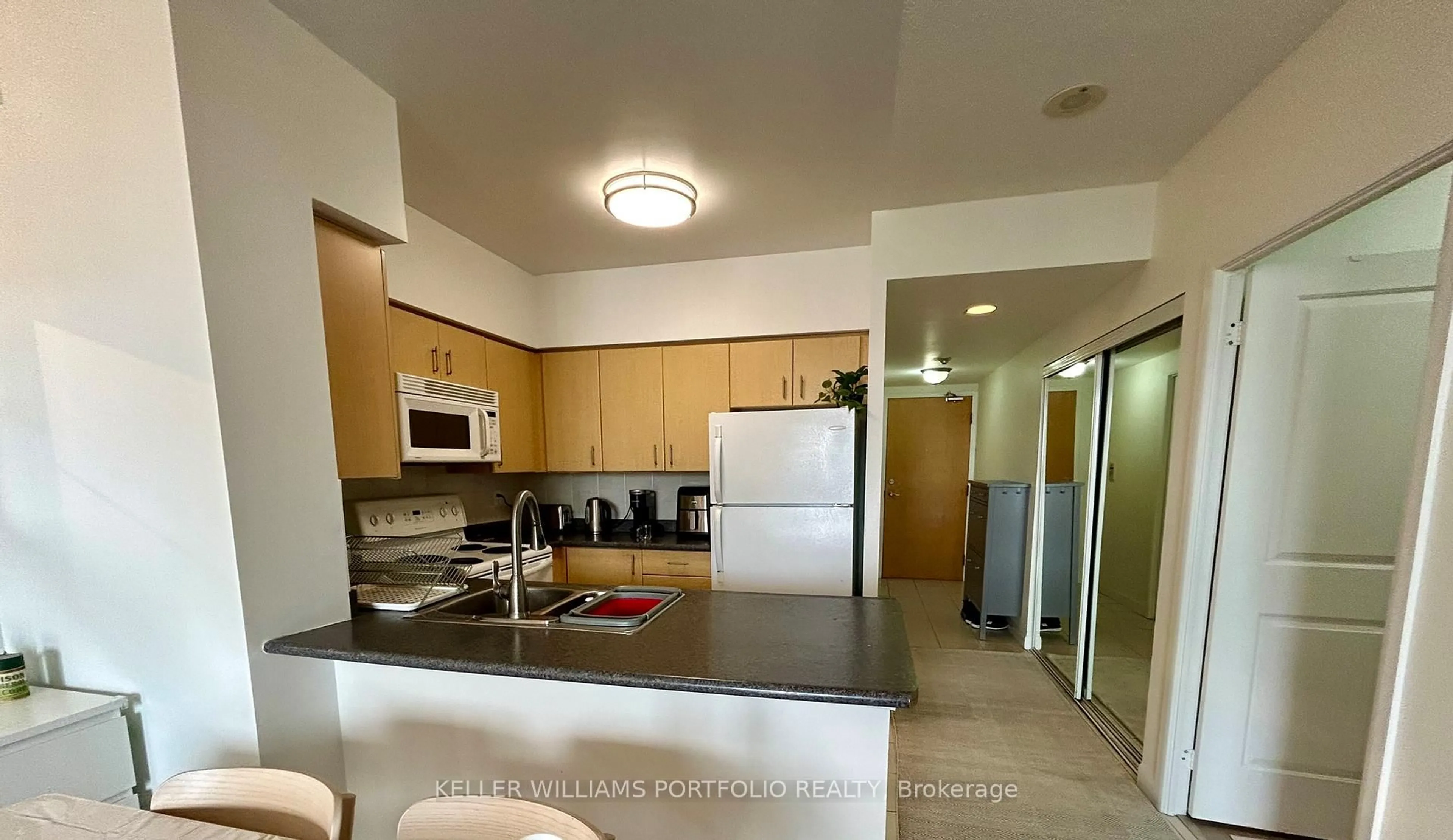 Standard kitchen, ceramic/tile floor for 4968 Yonge St #2801, Toronto Ontario M2N 7G9