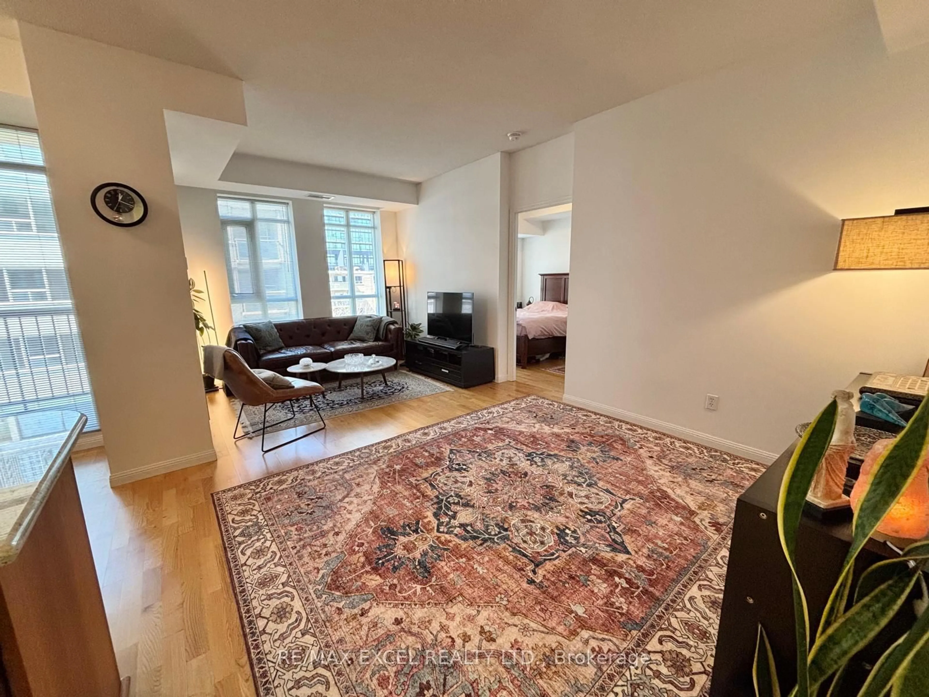 A pic of a room for 900 Mount Pleasant Rd #426, Toronto Ontario M4P 3J9