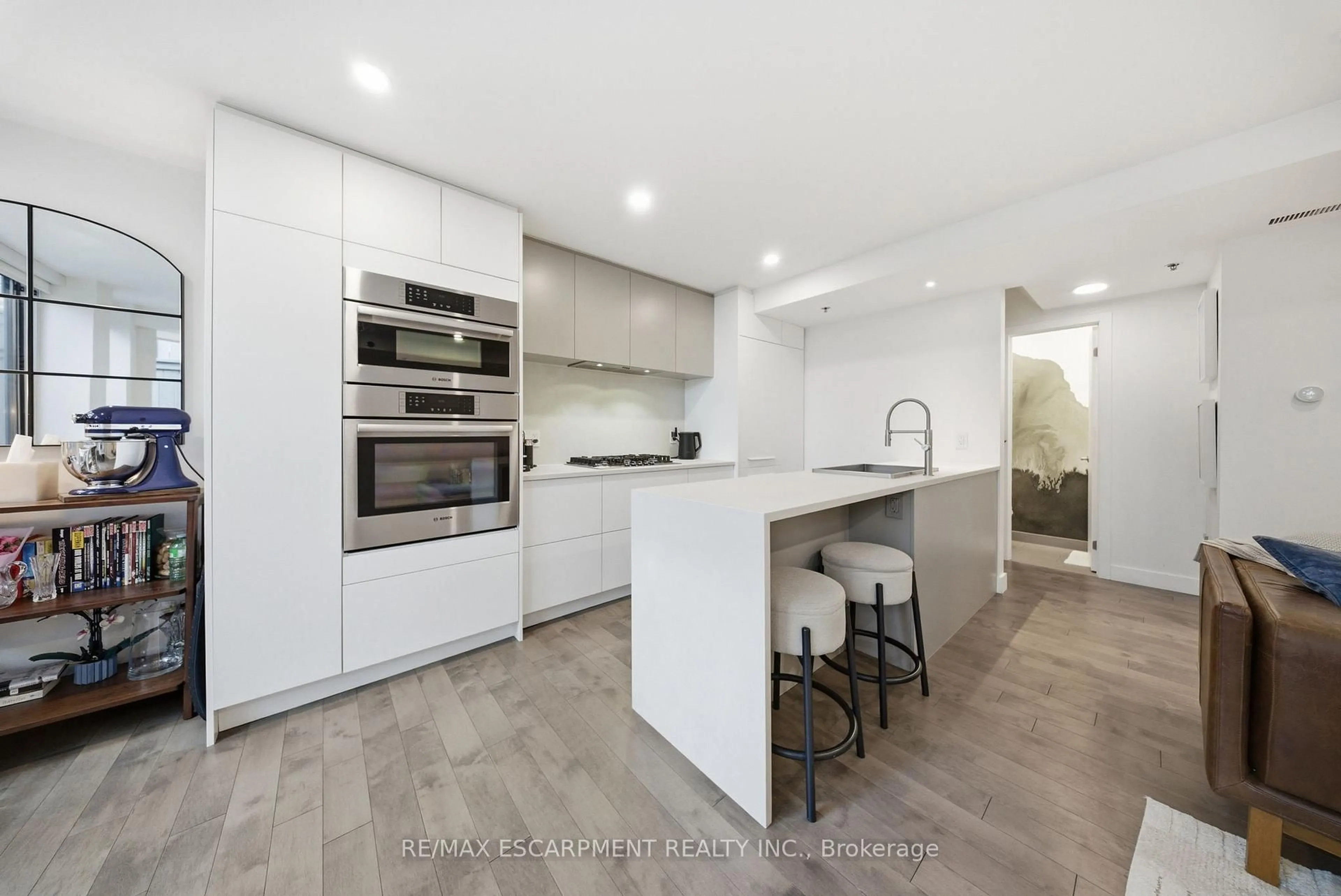 Open concept kitchen, unknown for 127 Queen St #TH1, Toronto Ontario M5C 1S3