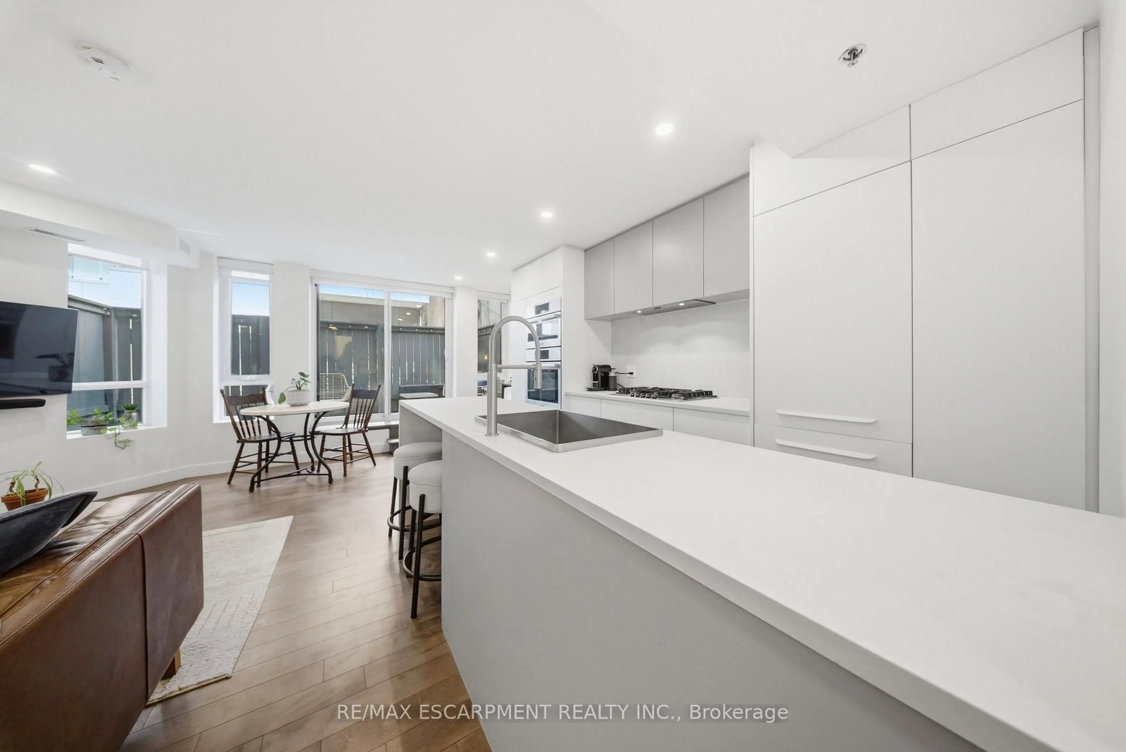 Open concept kitchen, unknown for 127 Queen St #TH1, Toronto Ontario M5C 1S3