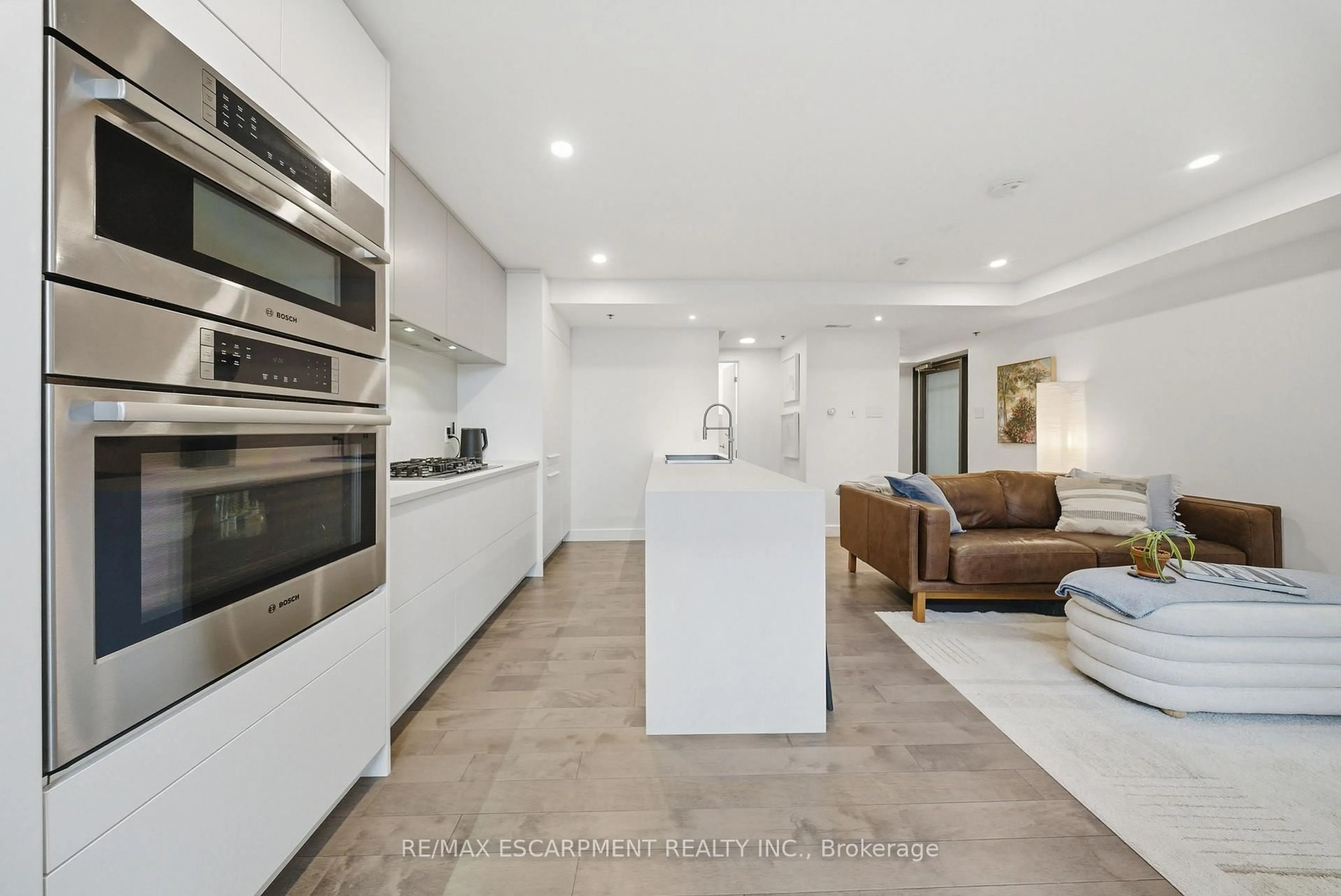 Open concept kitchen, ceramic/tile floor for 127 Queen St #TH1, Toronto Ontario M5C 1S3