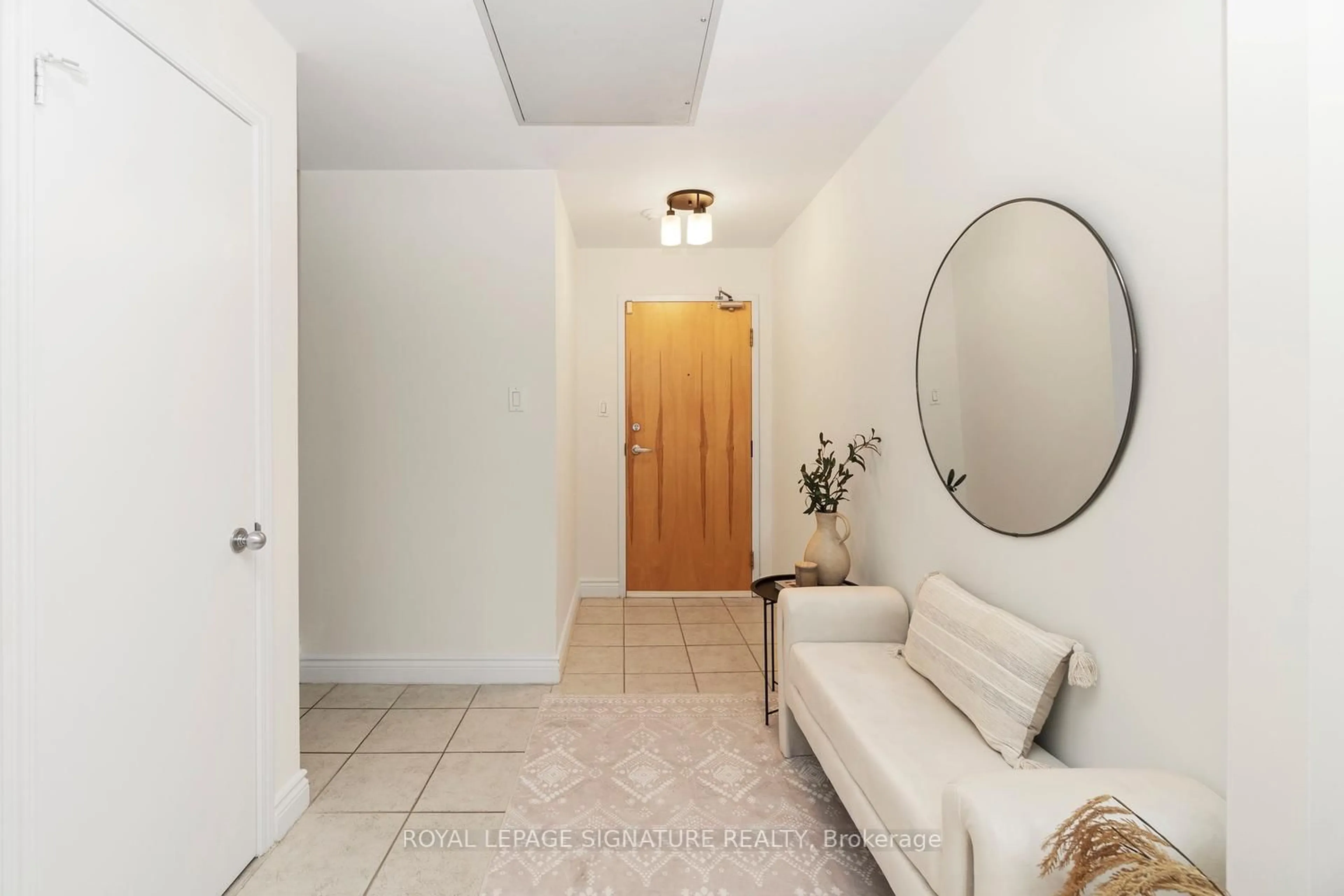 Indoor entryway for 550 Front St #207, Toronto Ontario M5V 3N5
