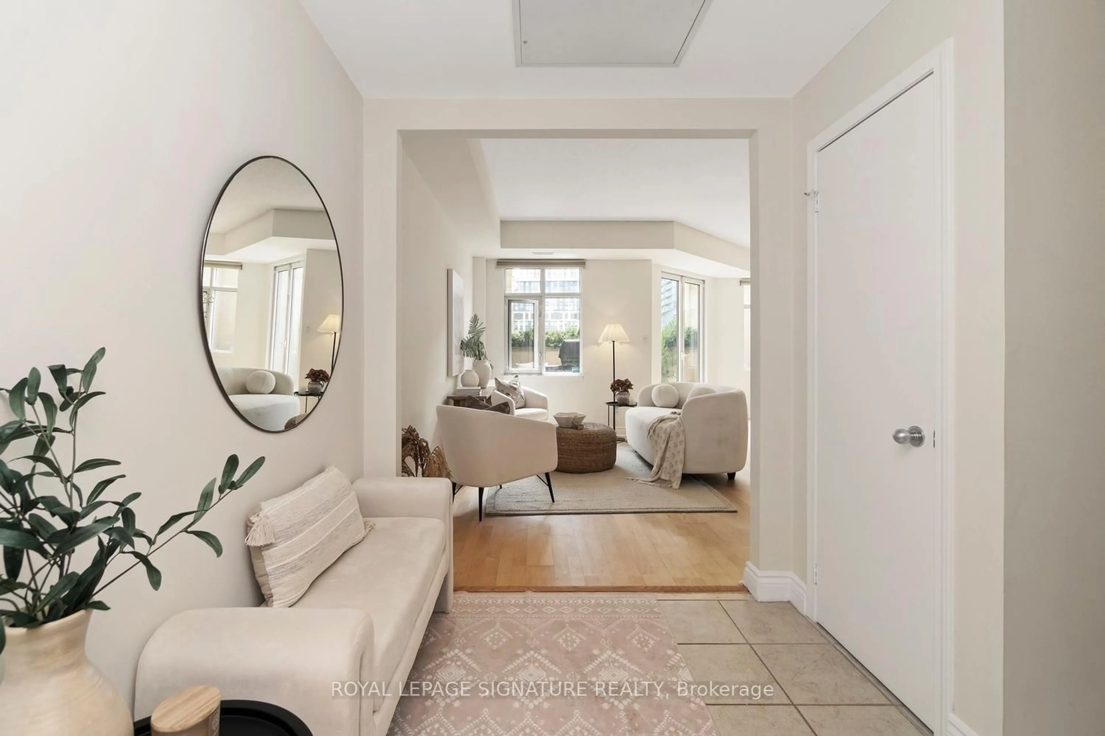 Indoor entryway for 550 Front St #207, Toronto Ontario M5V 3N5